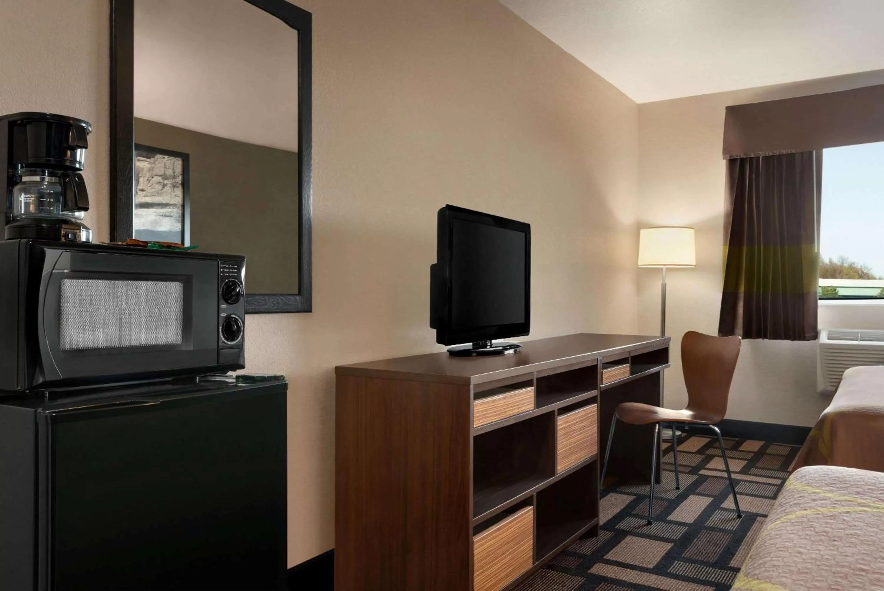 Queen Room with Two Queen Beds - Non-Smoking in Super 8 by Wyndham Akron S/Green/Uniontown OH