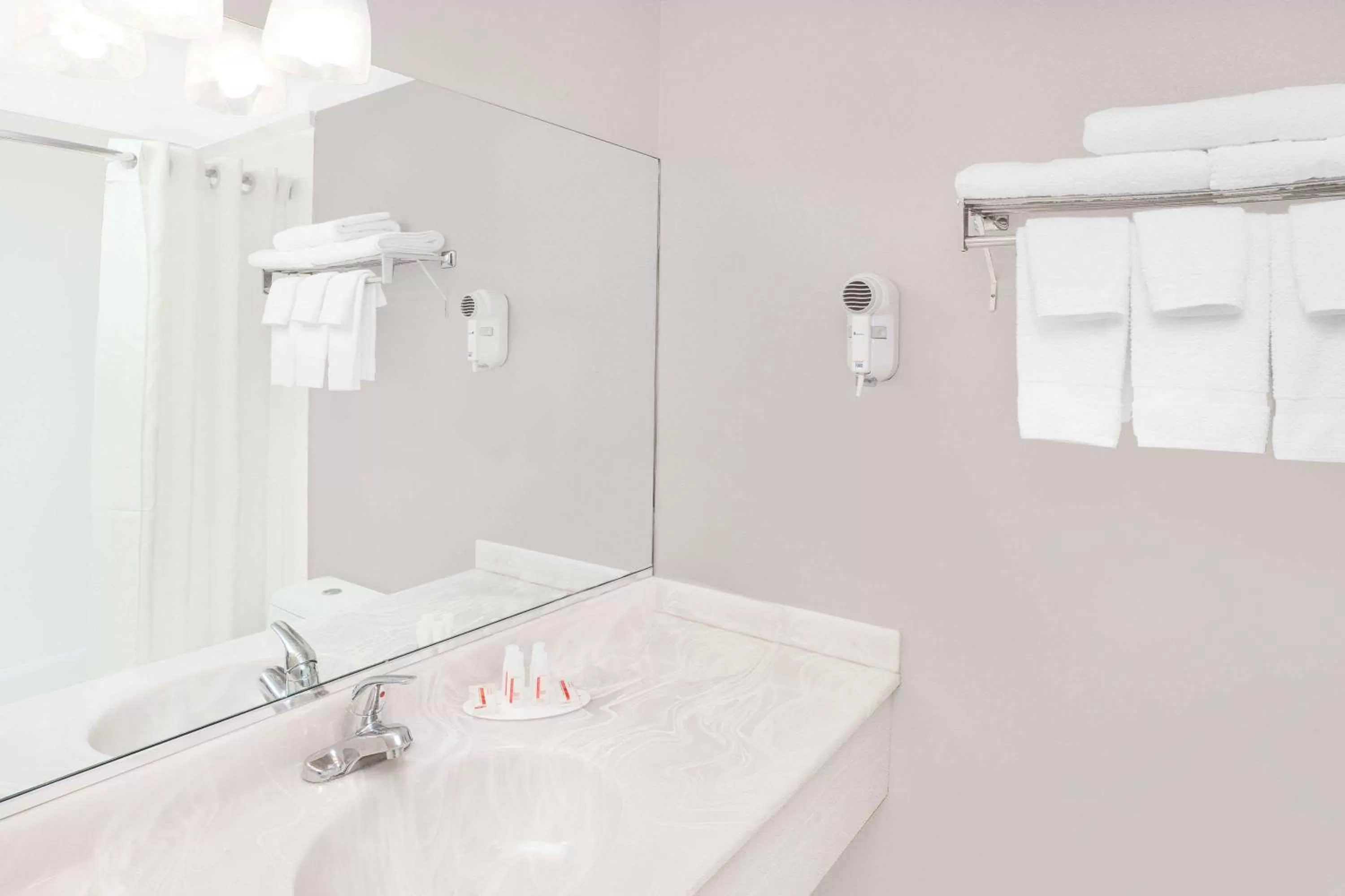 King Room - Non-Smoking in Super 8 by Wyndham Morton Grove/Chicago