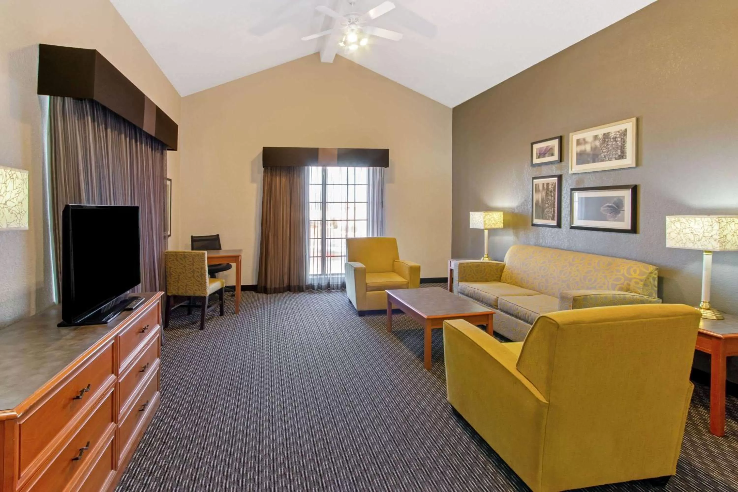 King Suite in La Quinta Inn by Wyndham Santa Fe