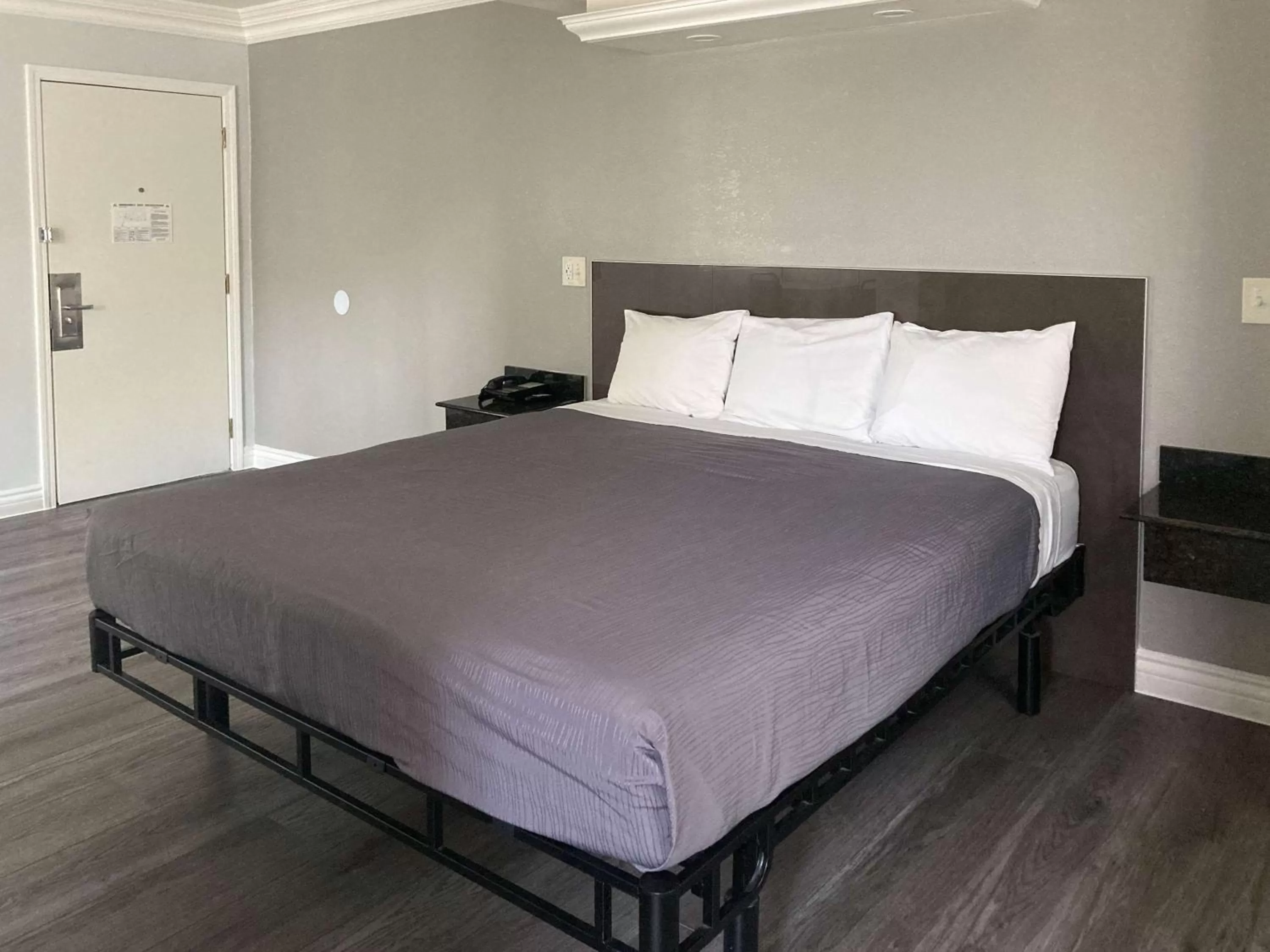 Double Room - Disability Access - Roll In Shower in Motel 6 Glendale CA Pasadena Burbank Los Angeles