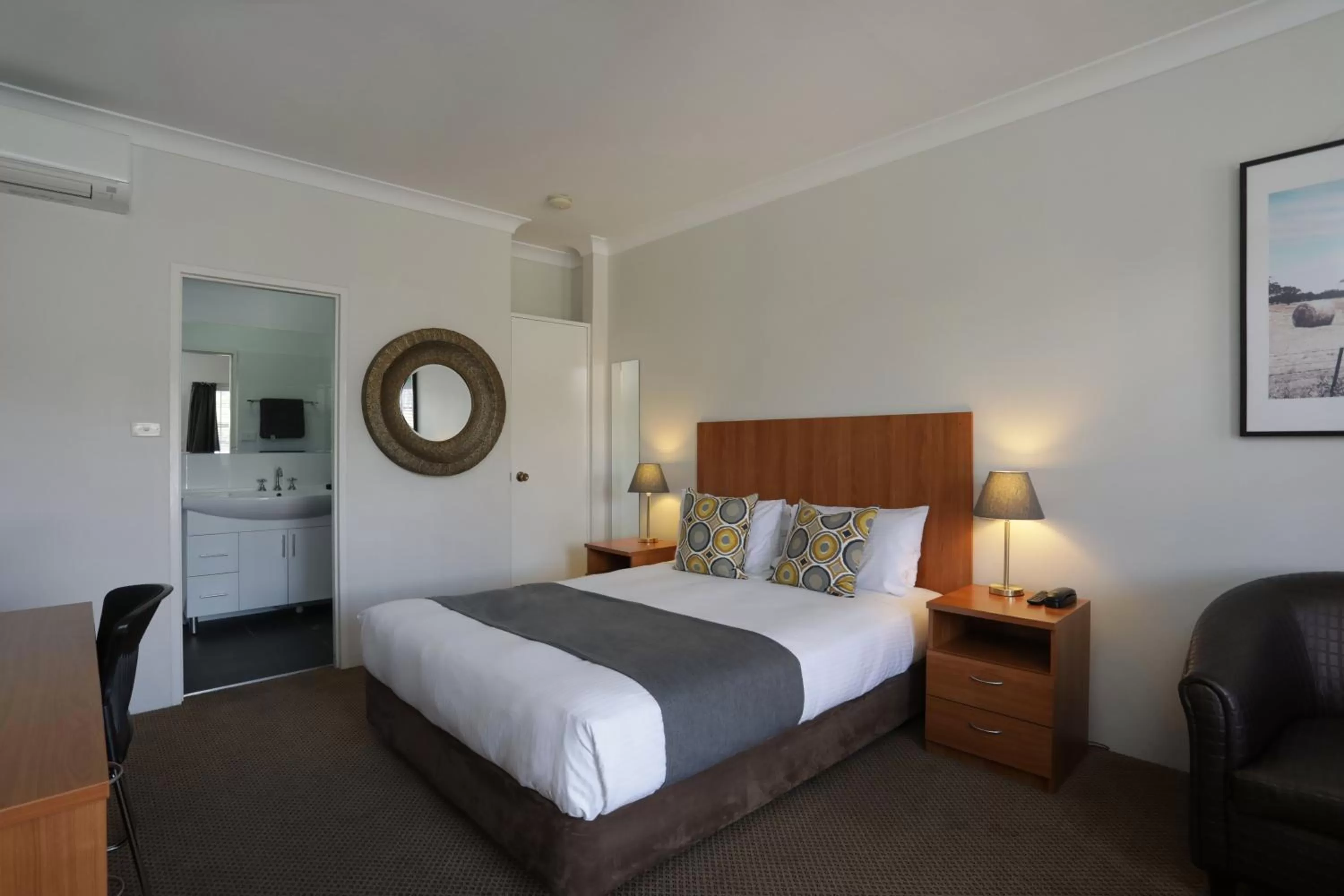 Queen Room in Cadman Motor Inn and Apartments