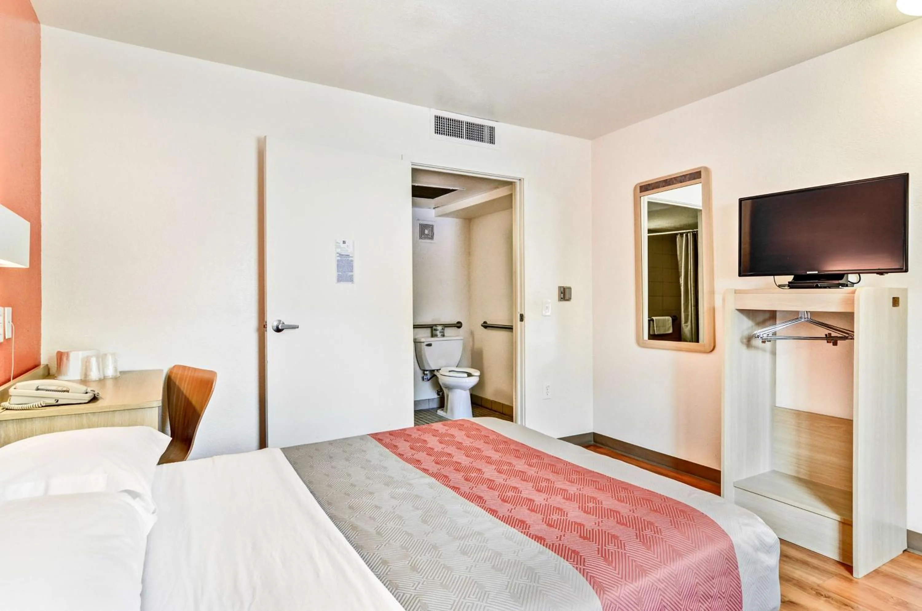 Queen Room in Motel 6-Pittsburgh, PA - Crafton