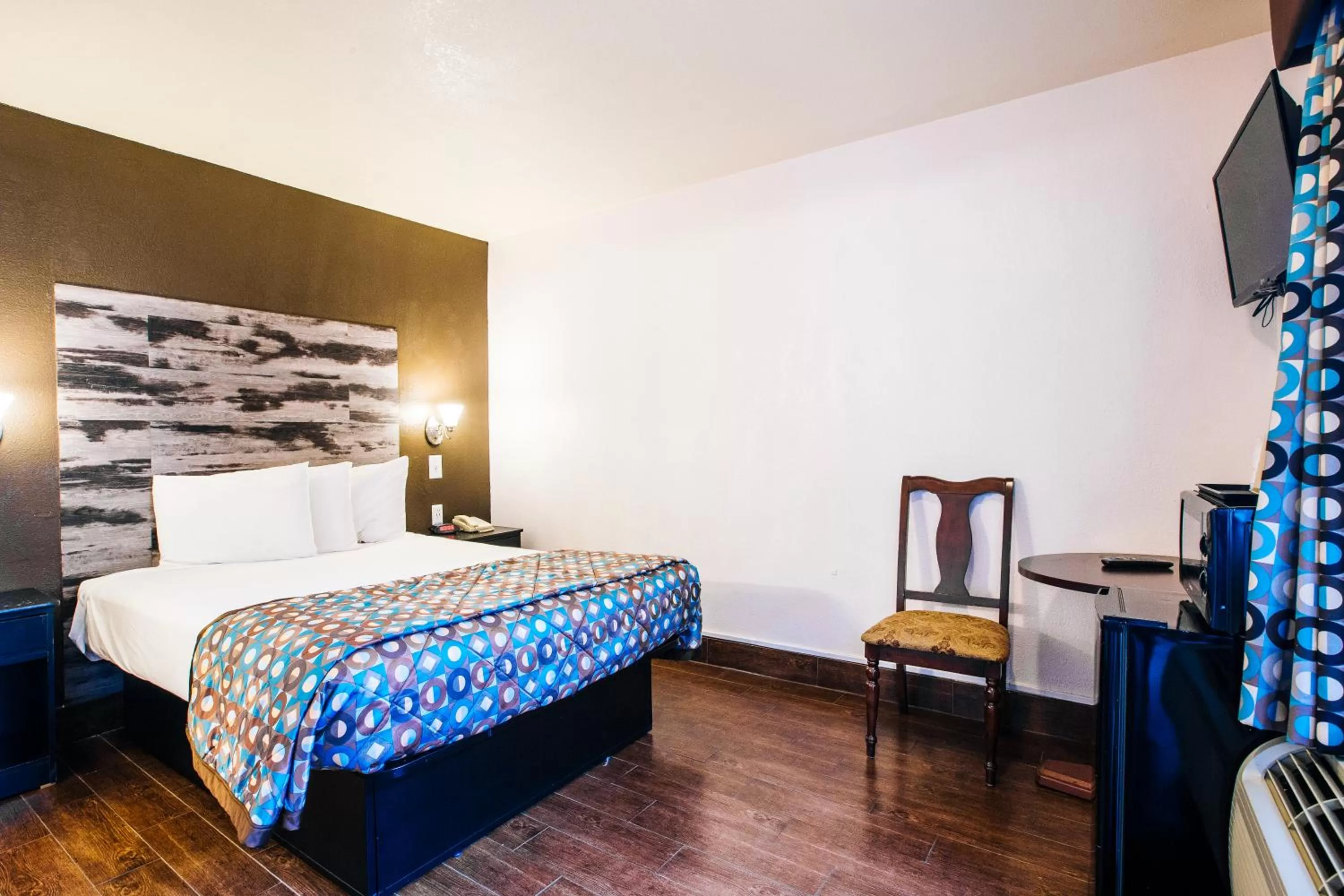 Standard Queen Room in Anaheim Discovery Inn and Suites