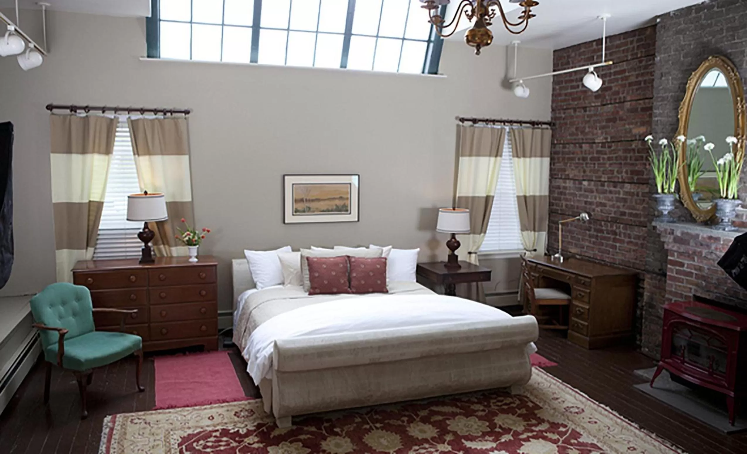 Deluxe King Artist Studio - Walk Up in Morgan State House Inn