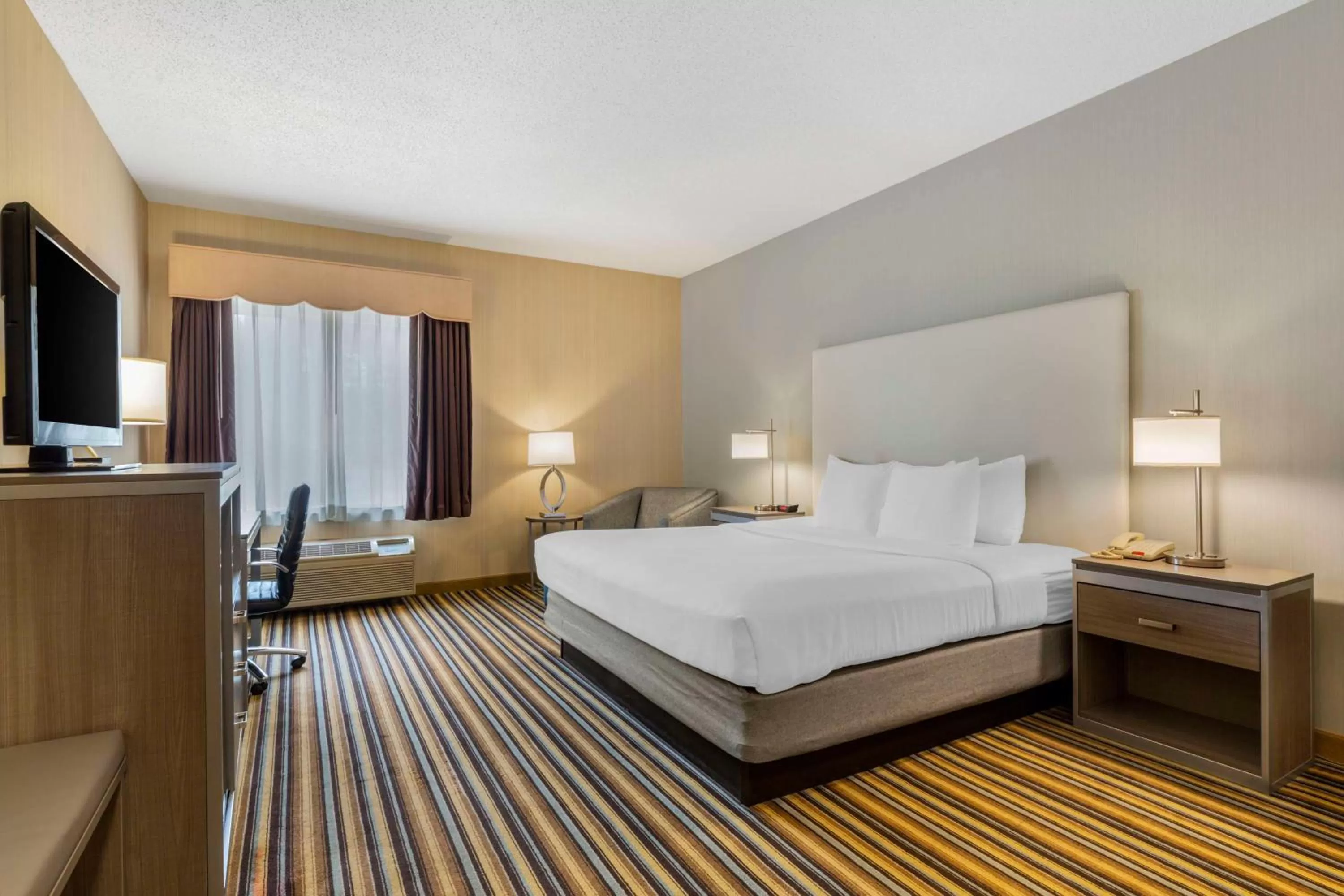 King Room with Bath Tub - Non-Smoking/Disability Access in Best Western Plus New England Inn & Suites