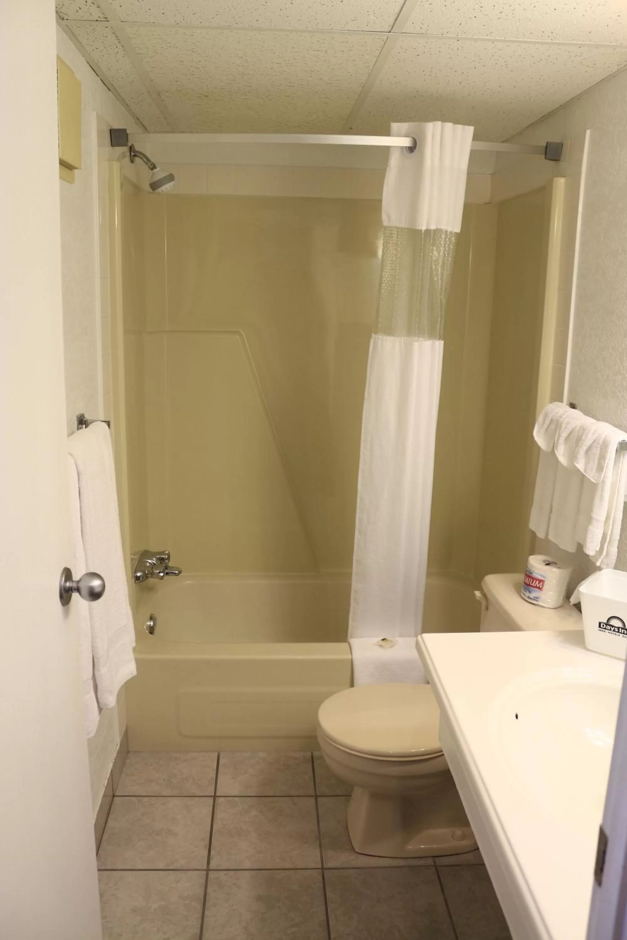 Queen Room - Non-Smoking in Days Inn by Wyndham Lethbridge