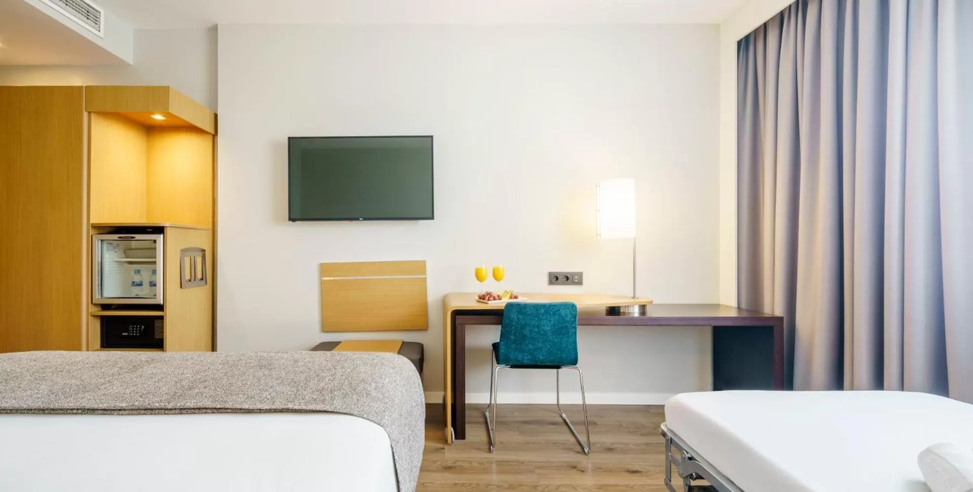 Family Room (2 Adults + 2 Children) in Ilunion Valencia 4