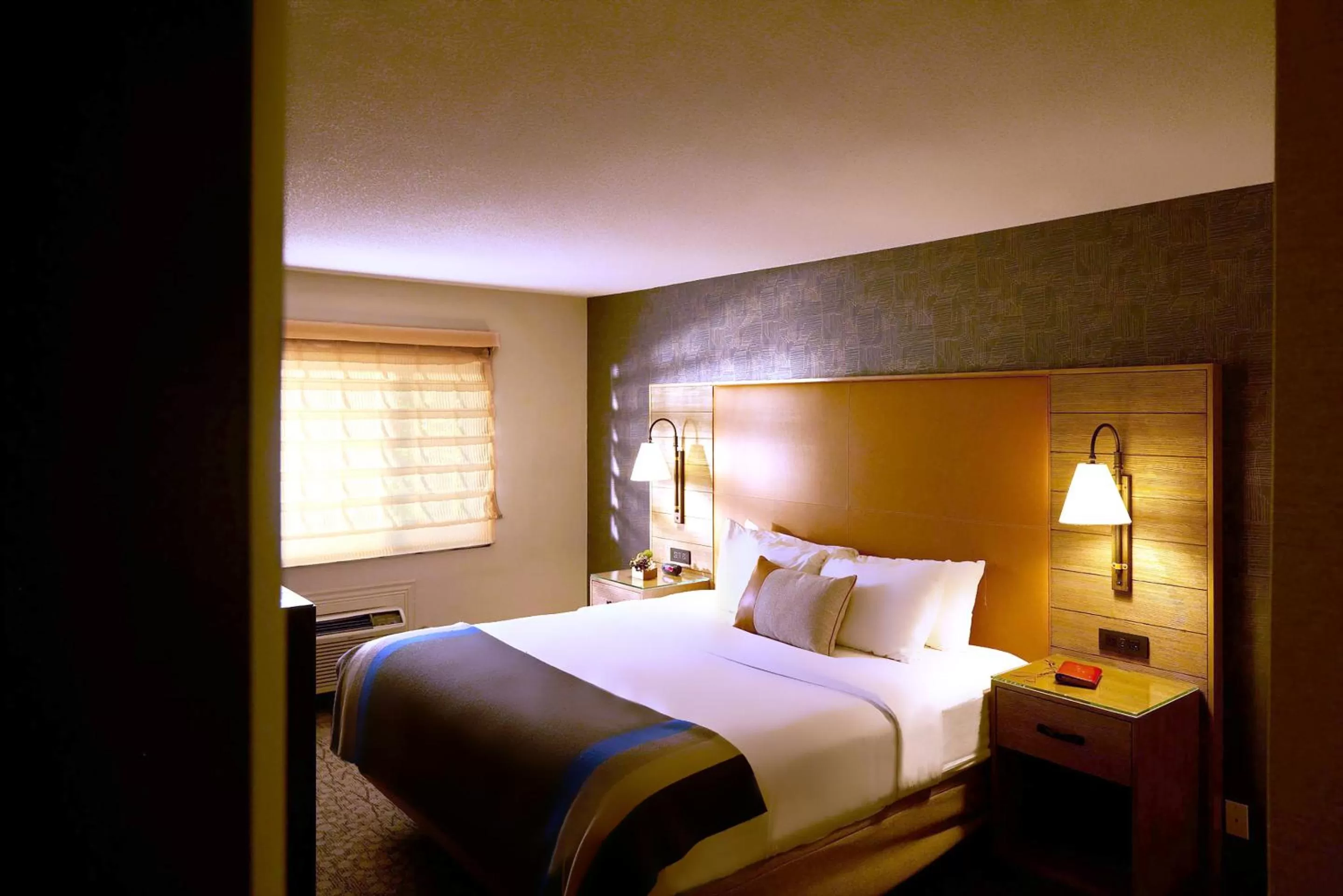 Deluxe King Room in Riverhouse Lodge