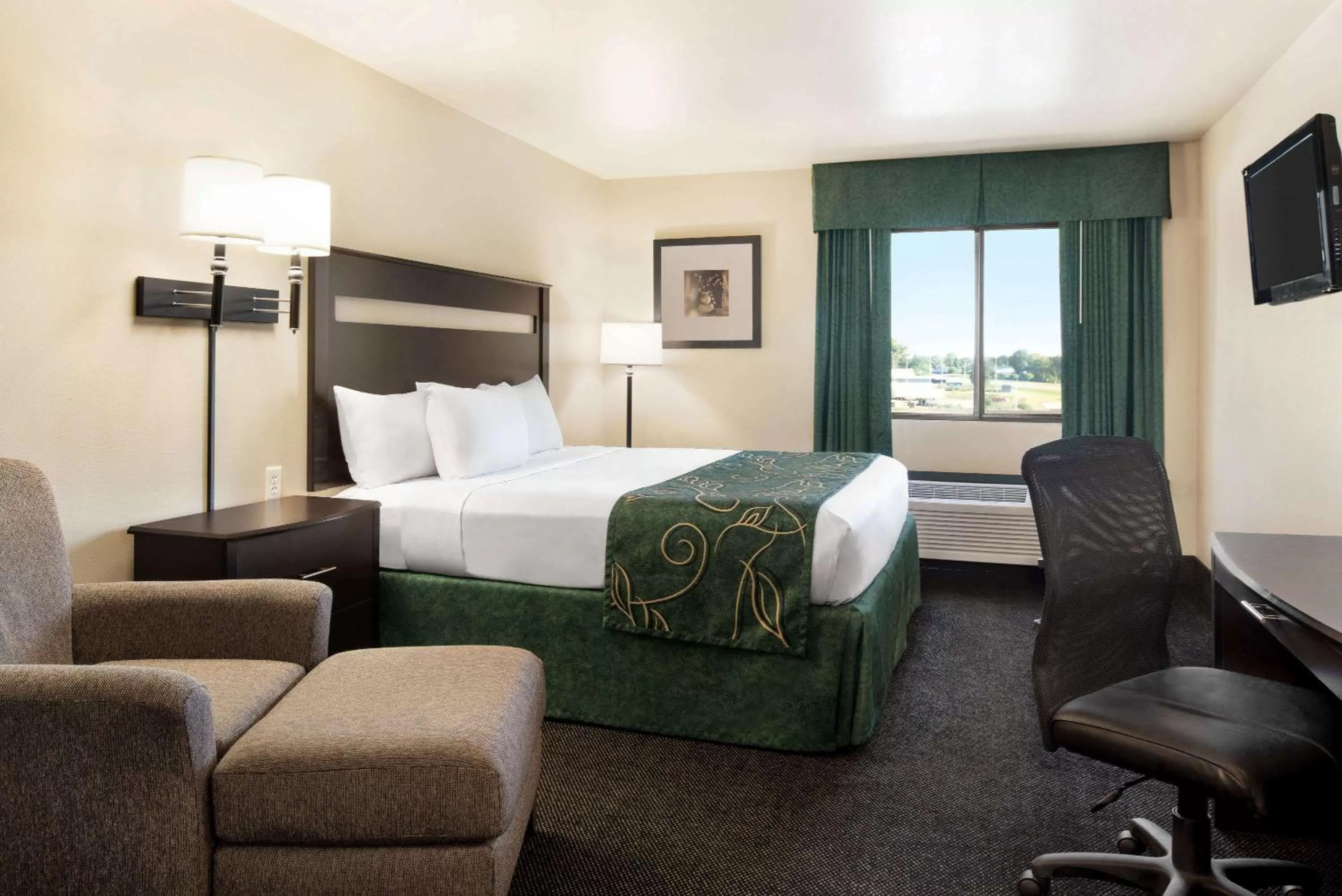 King Room - Non-Smoking in Baymont by Wyndham Glenwood