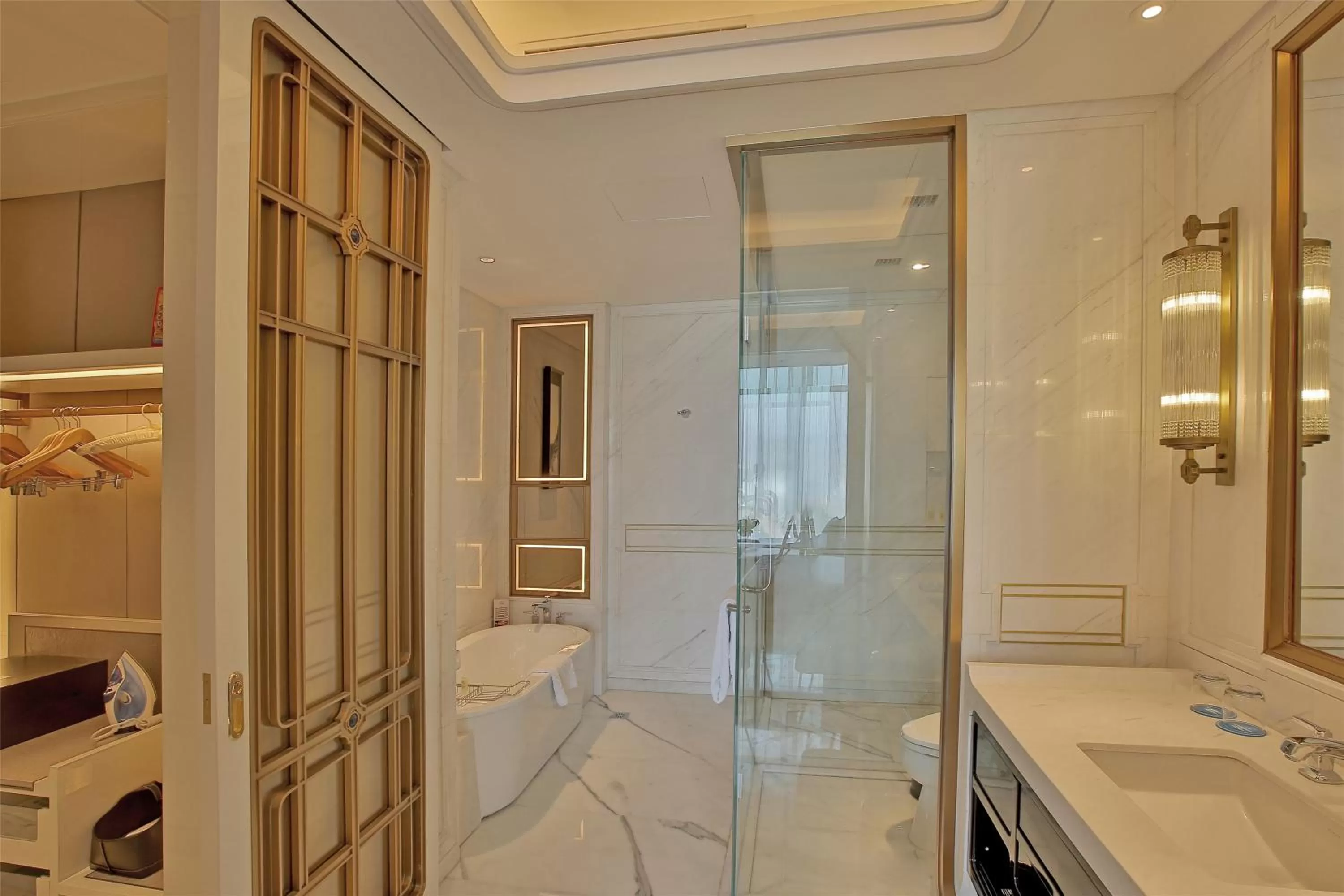 1 King Bed, Elegant Suite in Wyndham Qingdao l Free Fixed-Time Shuttle Service Between Hotel and Airport & North Railway Station l Live Band in the Night l Outdoor Children's Amusement Park l 1-Hour Play Snooker or Table Tennis