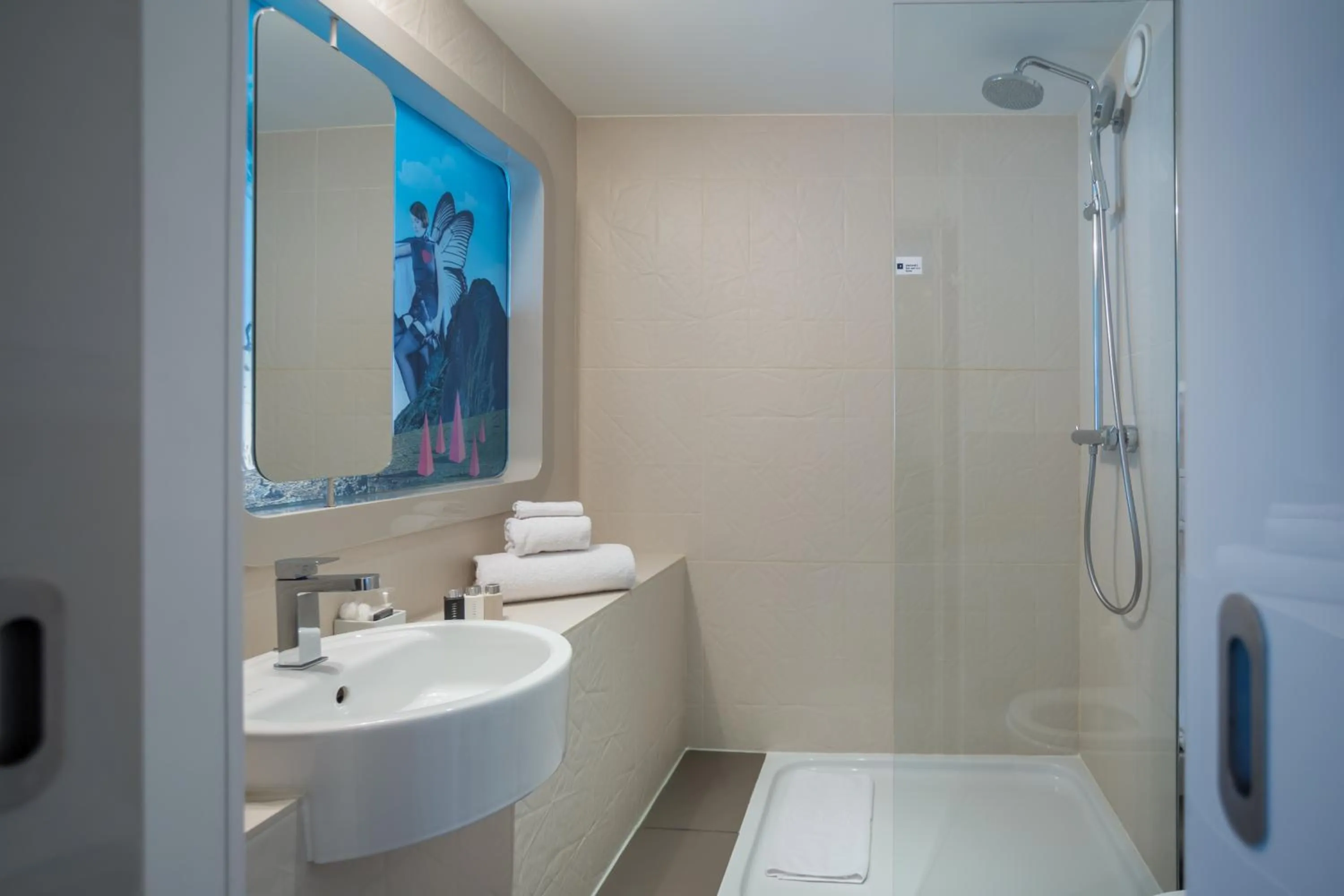 Superior Double Room in Hôtel Le Marcel Paris Gare de l'Est