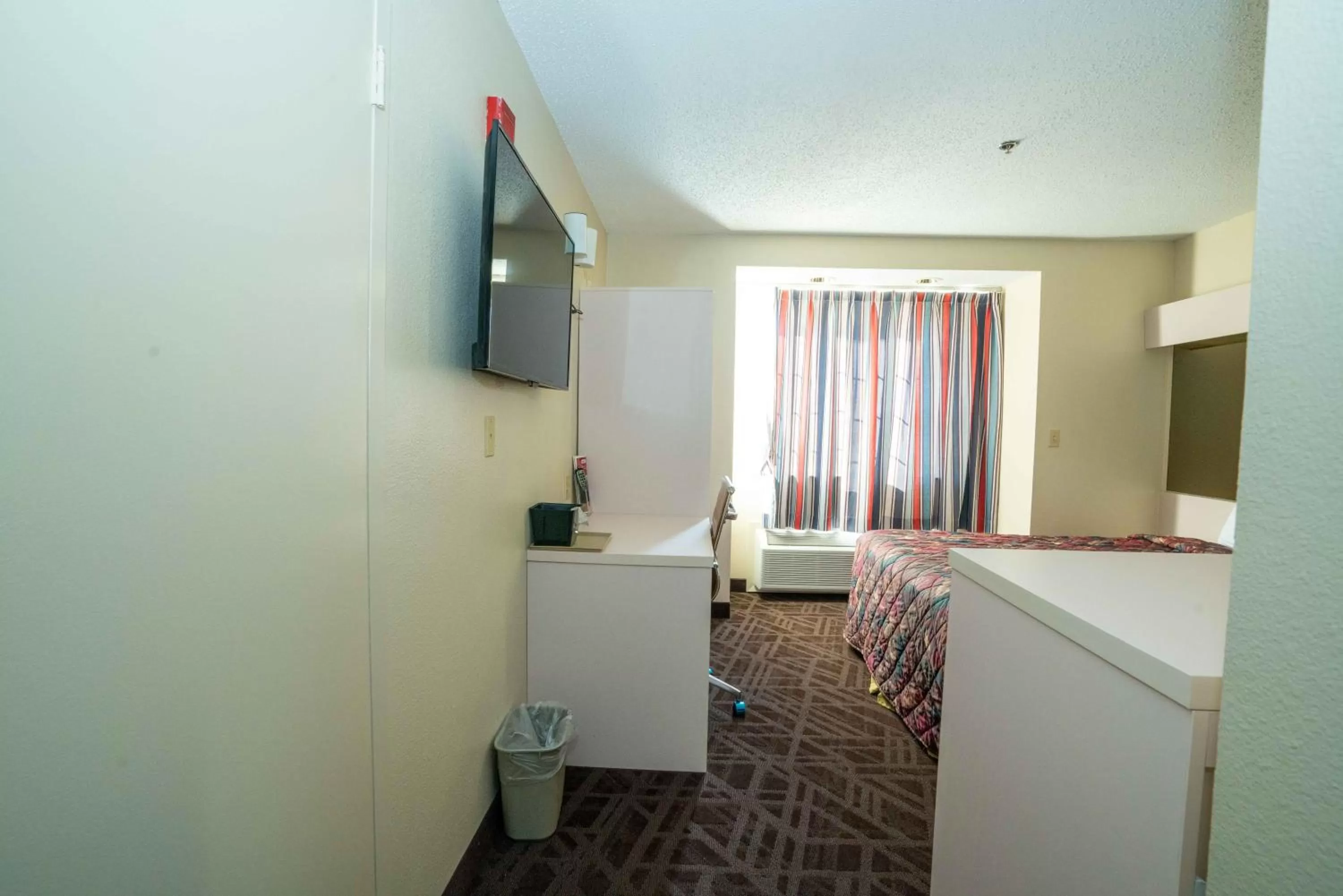Queen Room - Non-Smoking in Regency Inn & Suites DFW
