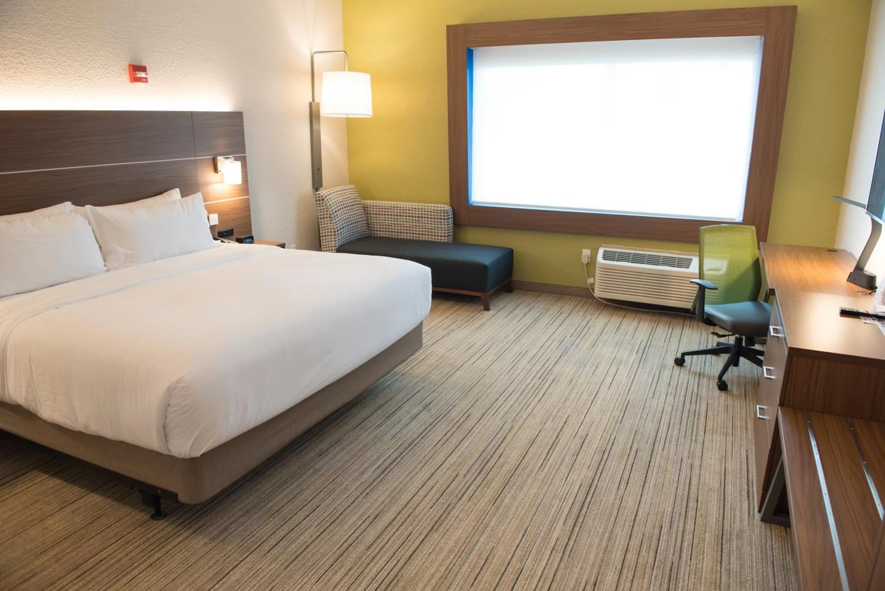 Standard King Room with Mobility Accessible Tub in Holiday Inn Express & Suites Dayton North - Vandalia by IHG