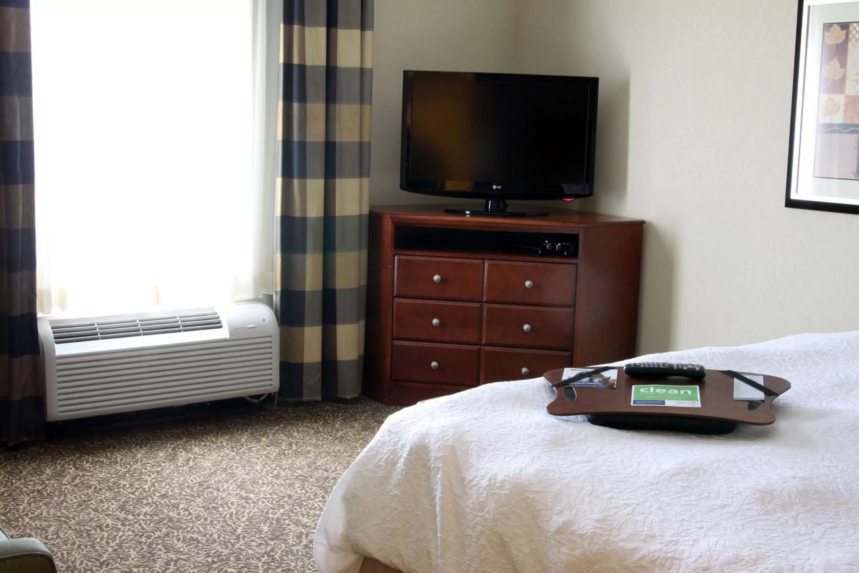 King Room with Accessible Tub - Mobility and Hearing Access/Non-Smoking in Hampton Inn & Suites Paducah
