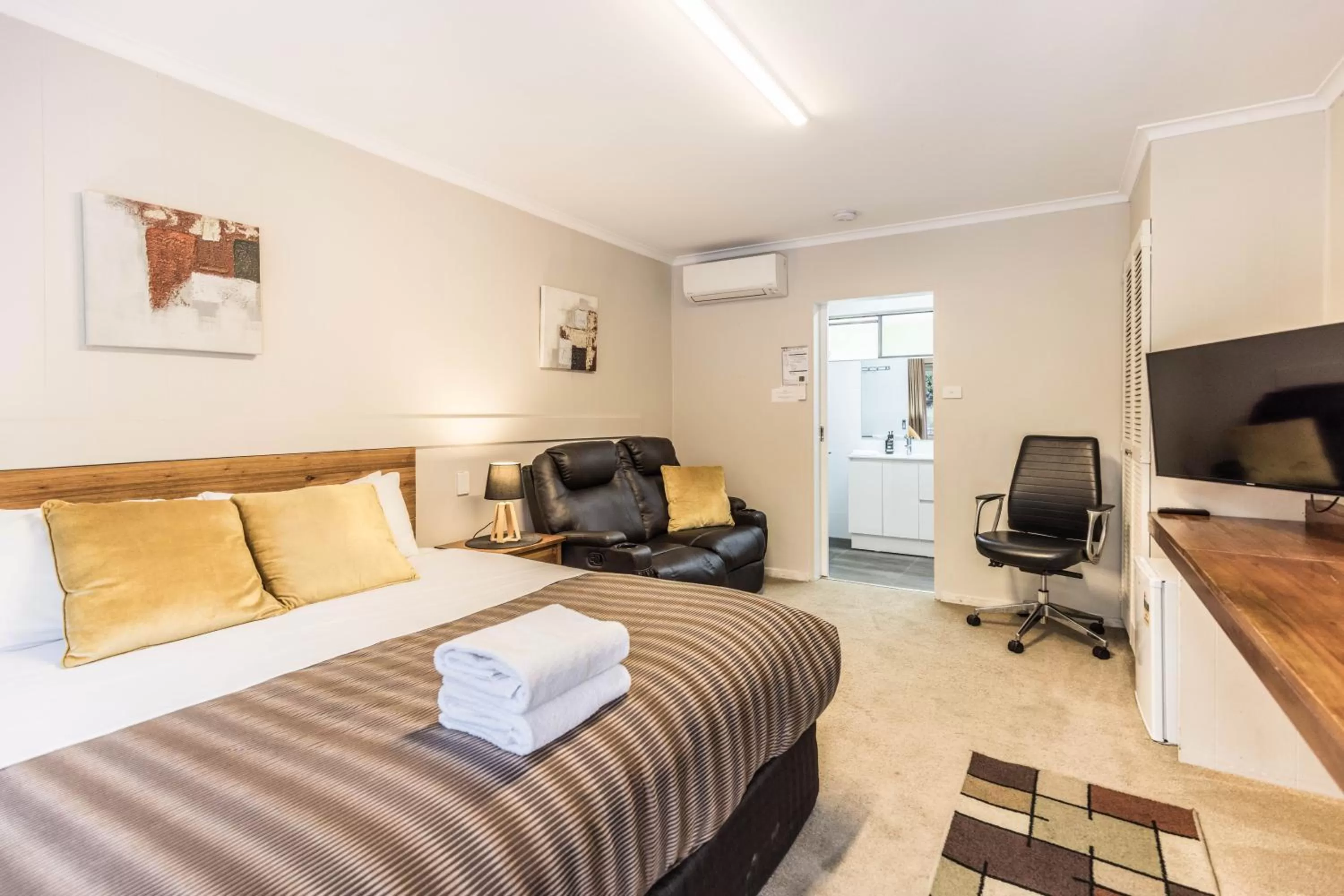 Deluxe King Room - No pets in Black Forest Motel