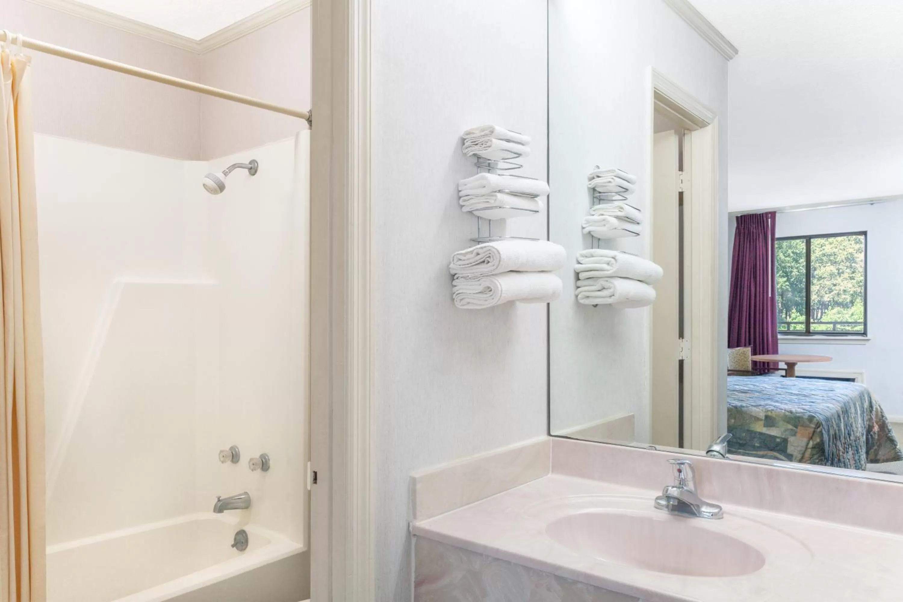 Standard Queen Room in Knights Inn Point South Yemassee