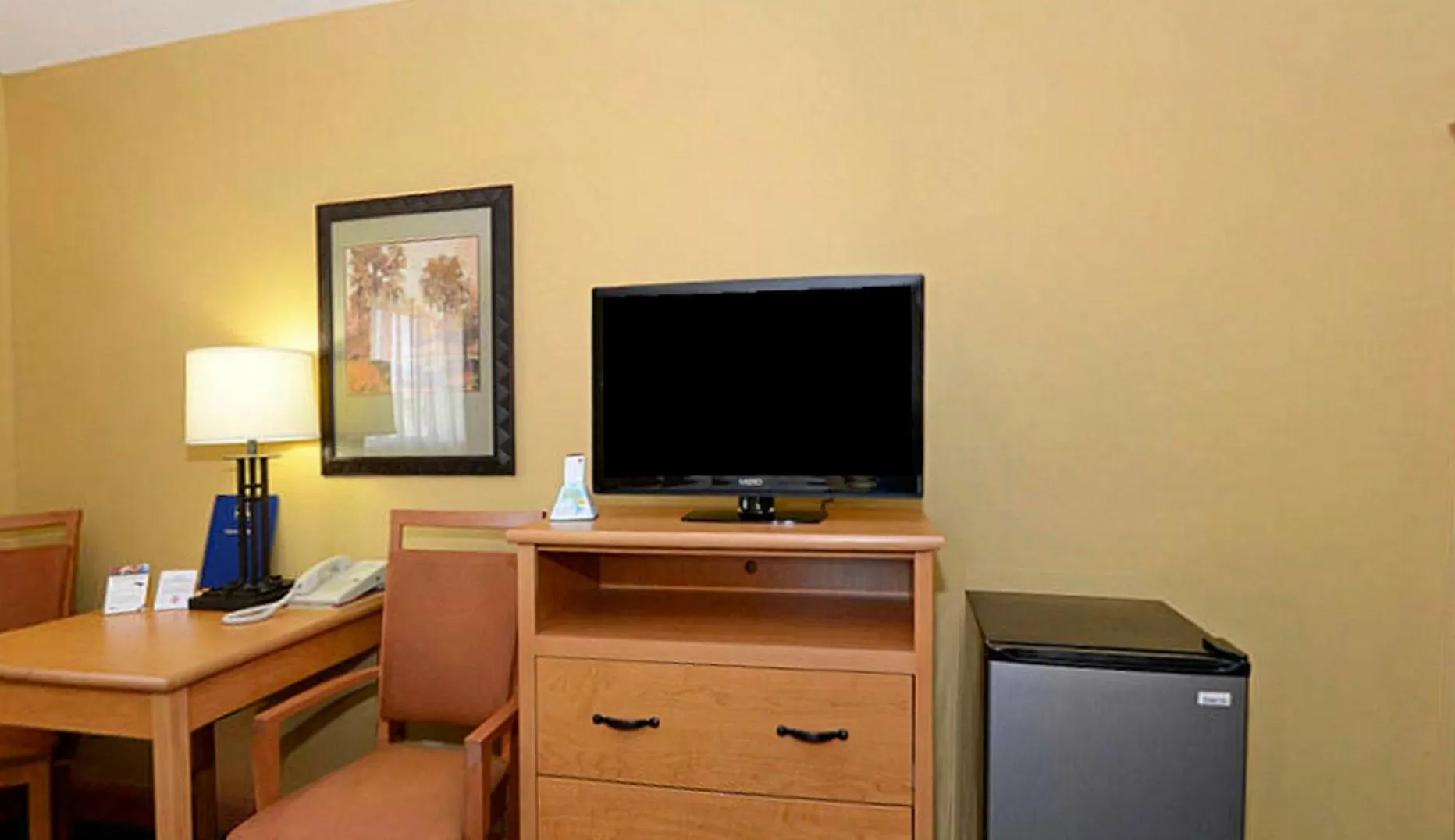 Double Room with Two Double Beds - Smoking in Americas Best Value Inn Iola