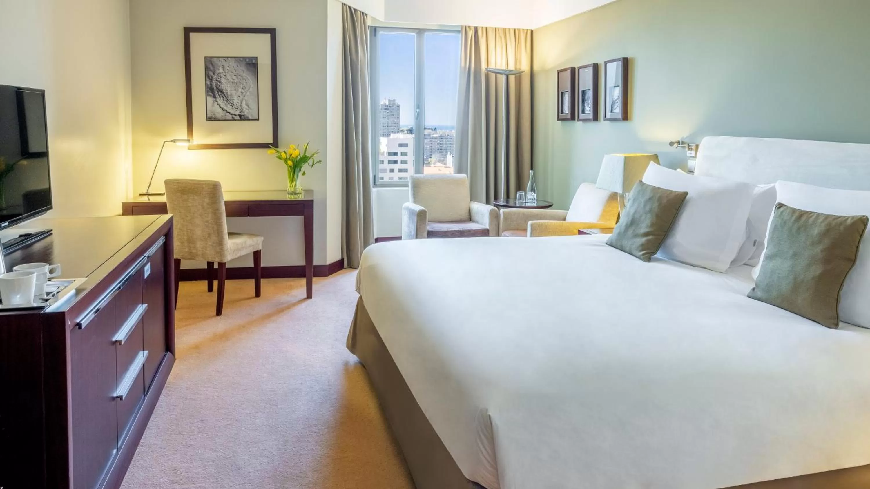 Standard King Room with City View in Crowne Plaza Porto by IHG