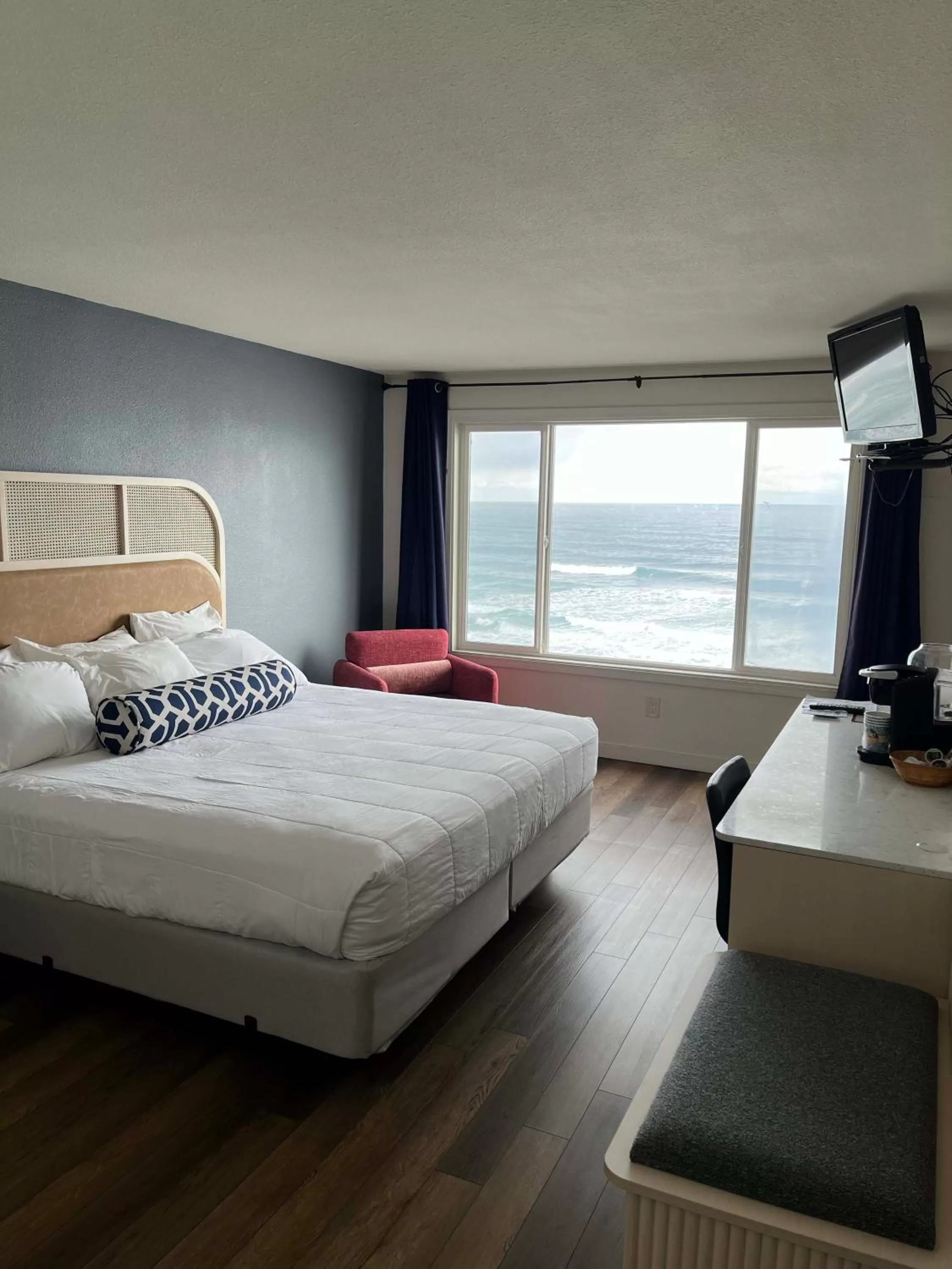 Deluxe Double Room with Sea View - single occupancy in Seagull Beachfront Inn