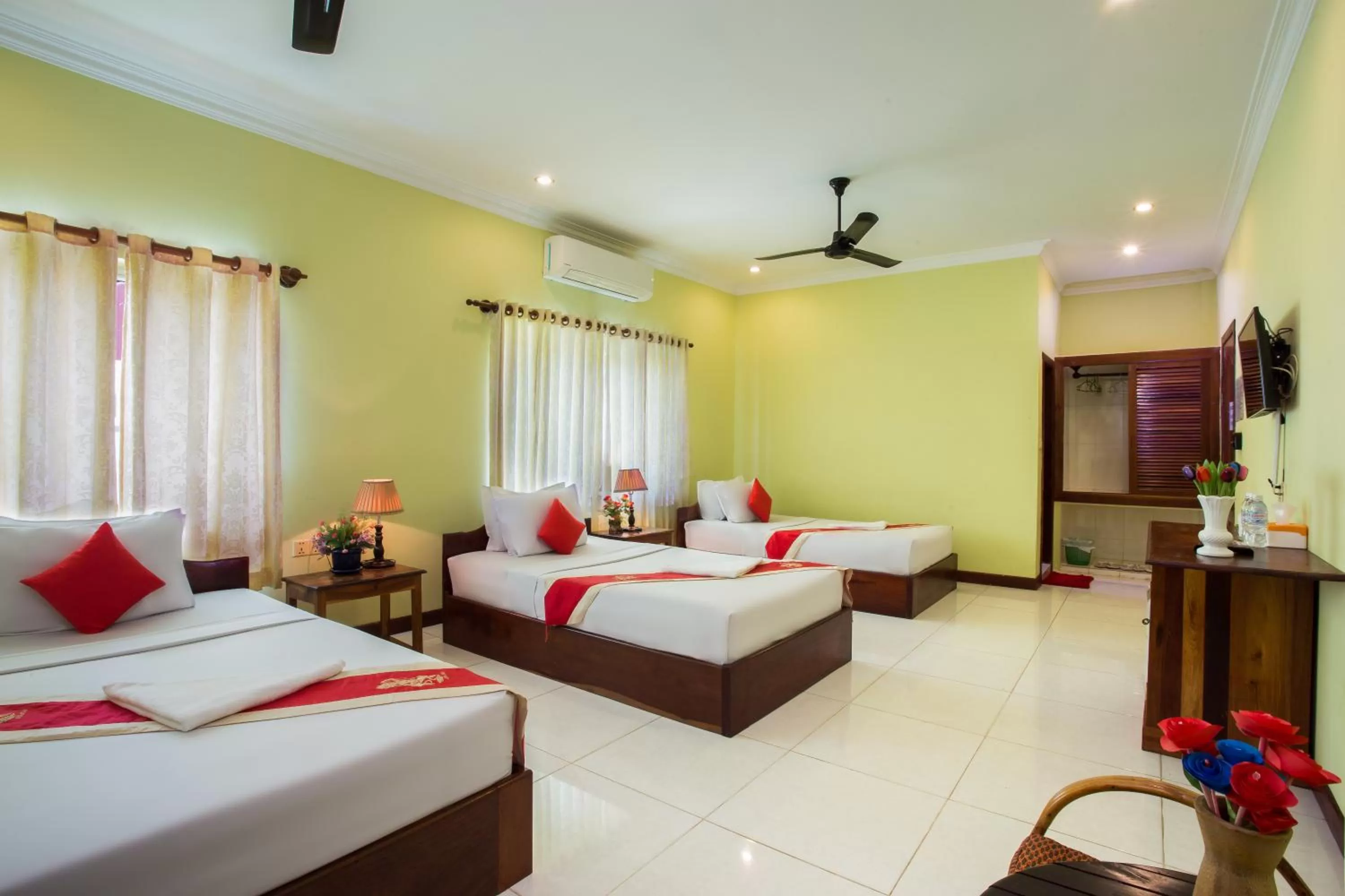 Triple Room with Air-Conditioning in Side Walk Hotel
