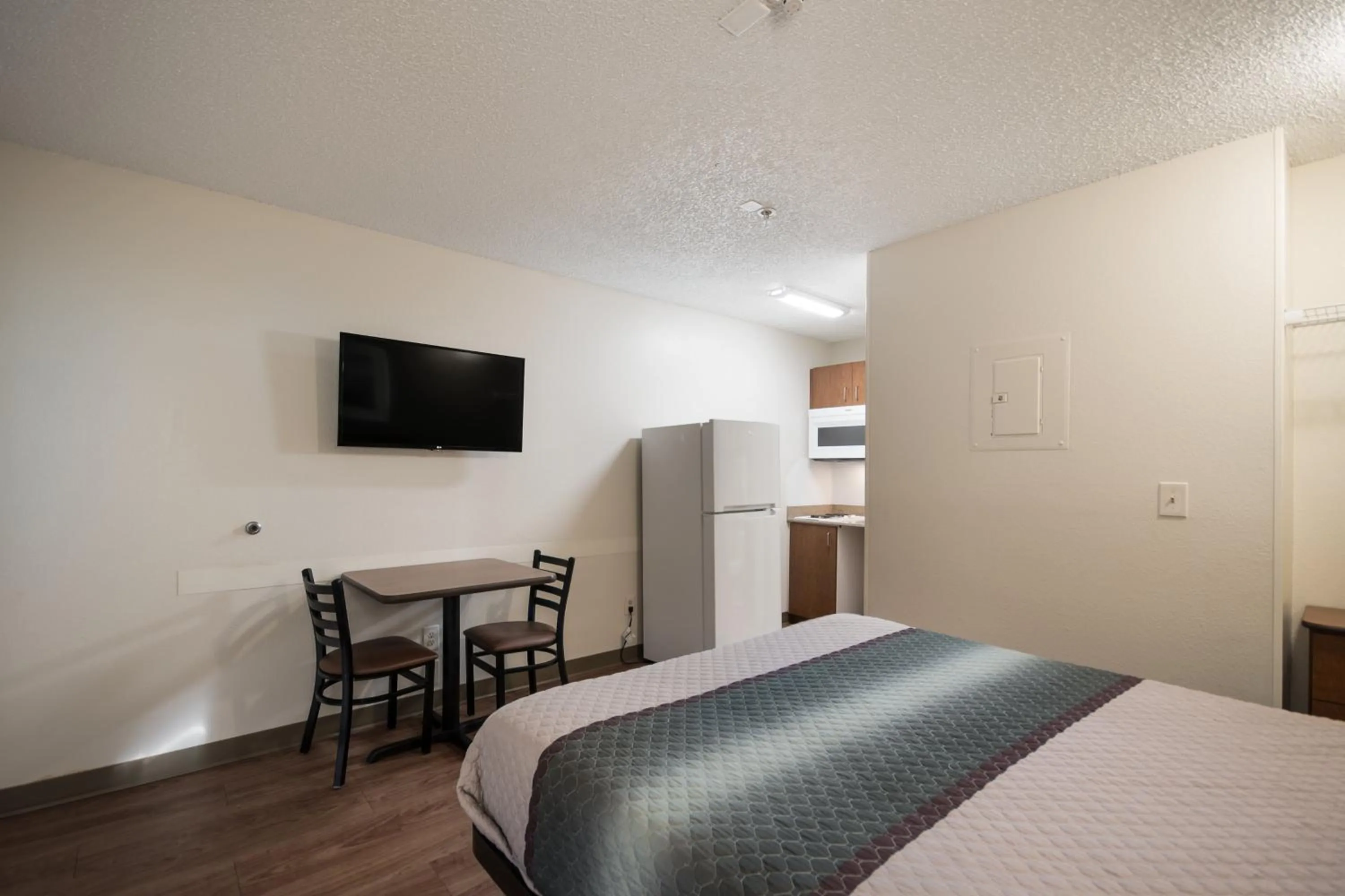  Studio Queen Room Non-Smoking in HomeTowne Studios by Red Roof Seattle - Kent/Des Moines