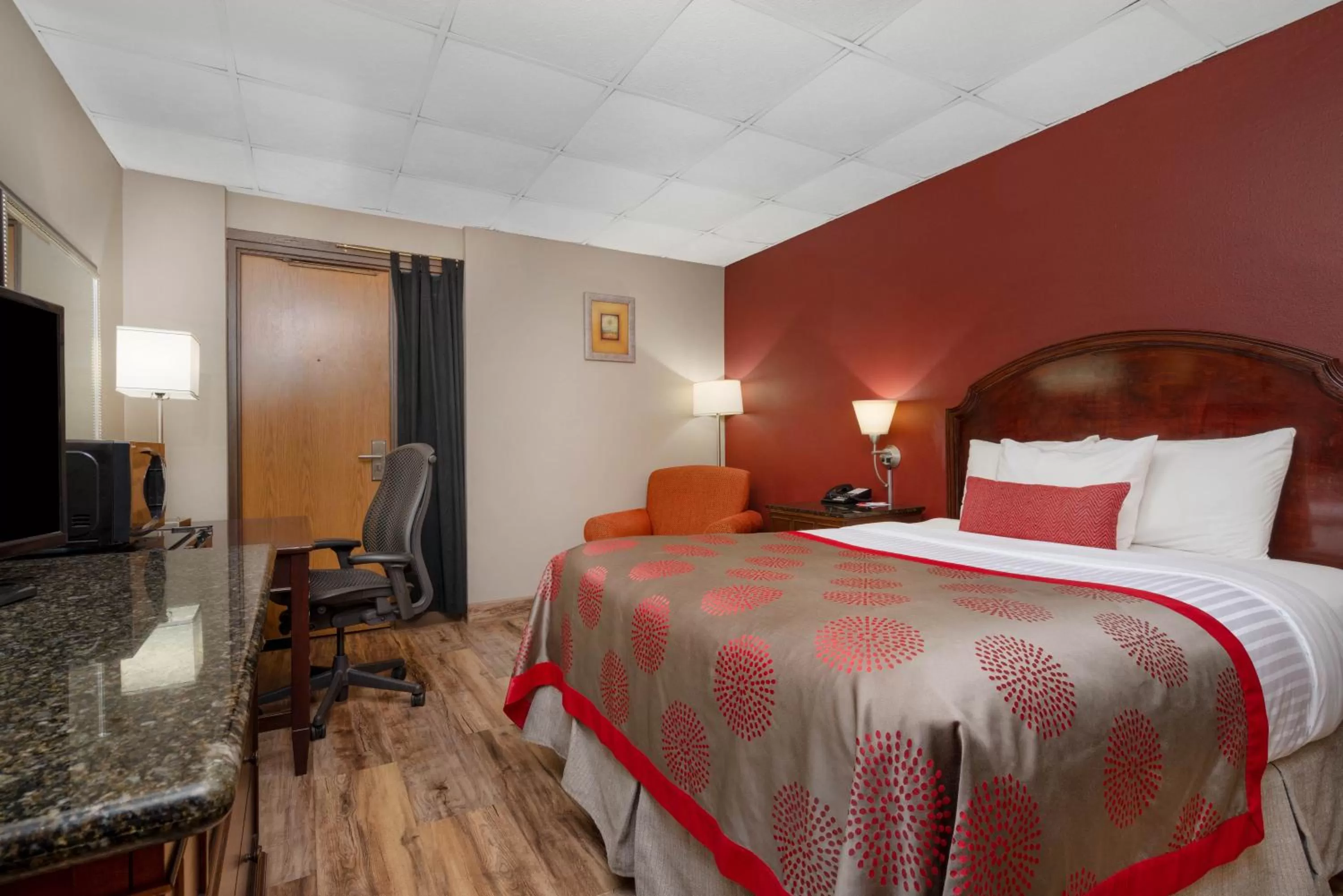 Deluxe Queen Room - Non-Smoking in Ramada by Wyndham Albert Lea