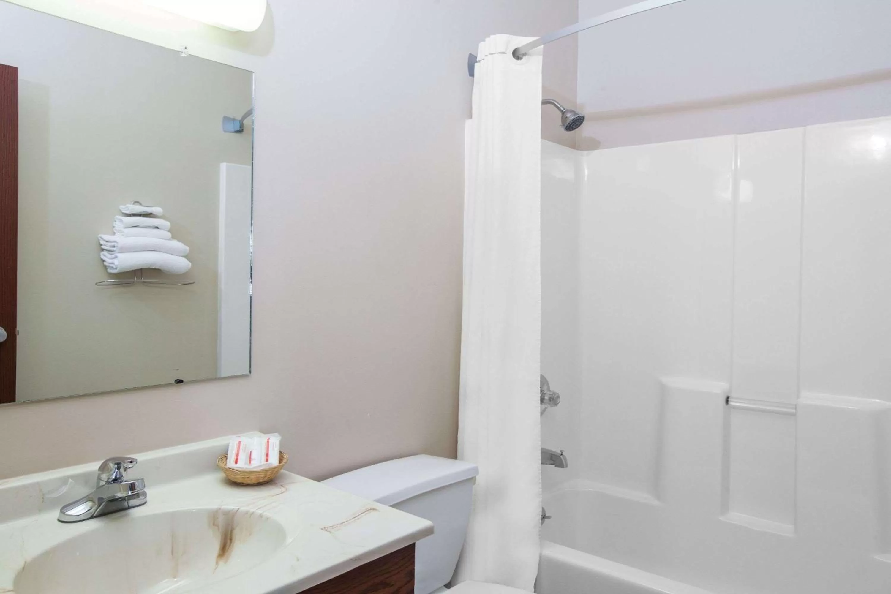 King Studio Suite - Non-Smoking in Super 8 by Wyndham Mason City