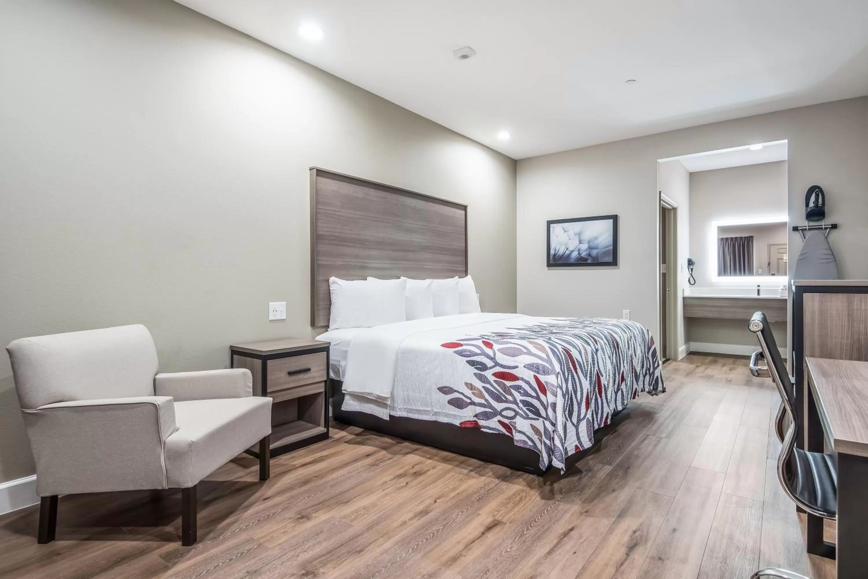  Superior King Room Disability Access Non-Smoking in Red Roof Inn & Suites Mobile SW - I-10