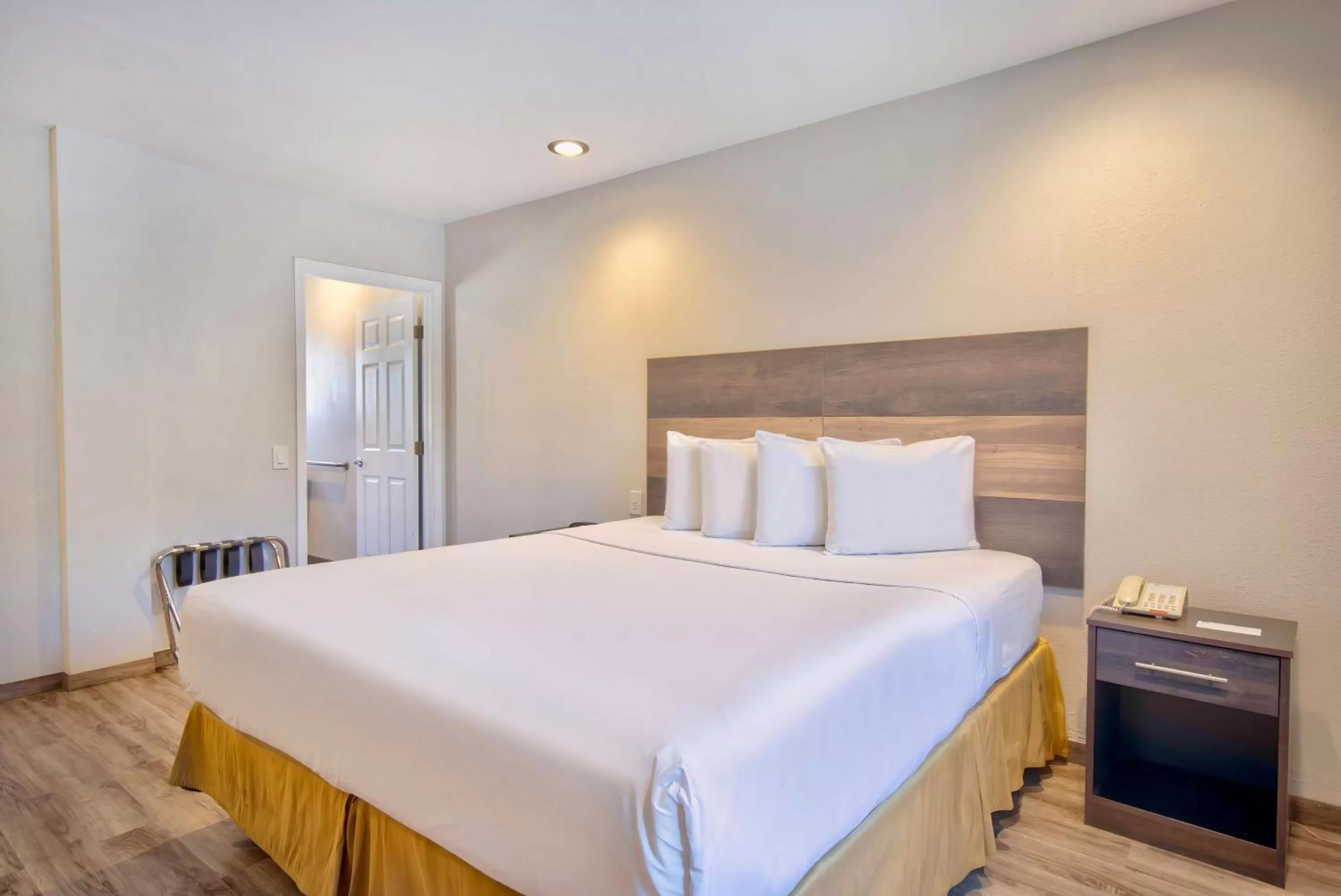 King Room with Roll-in Shower - Disability Access - Non-Smoking in Studio 6 Rosemead, CA