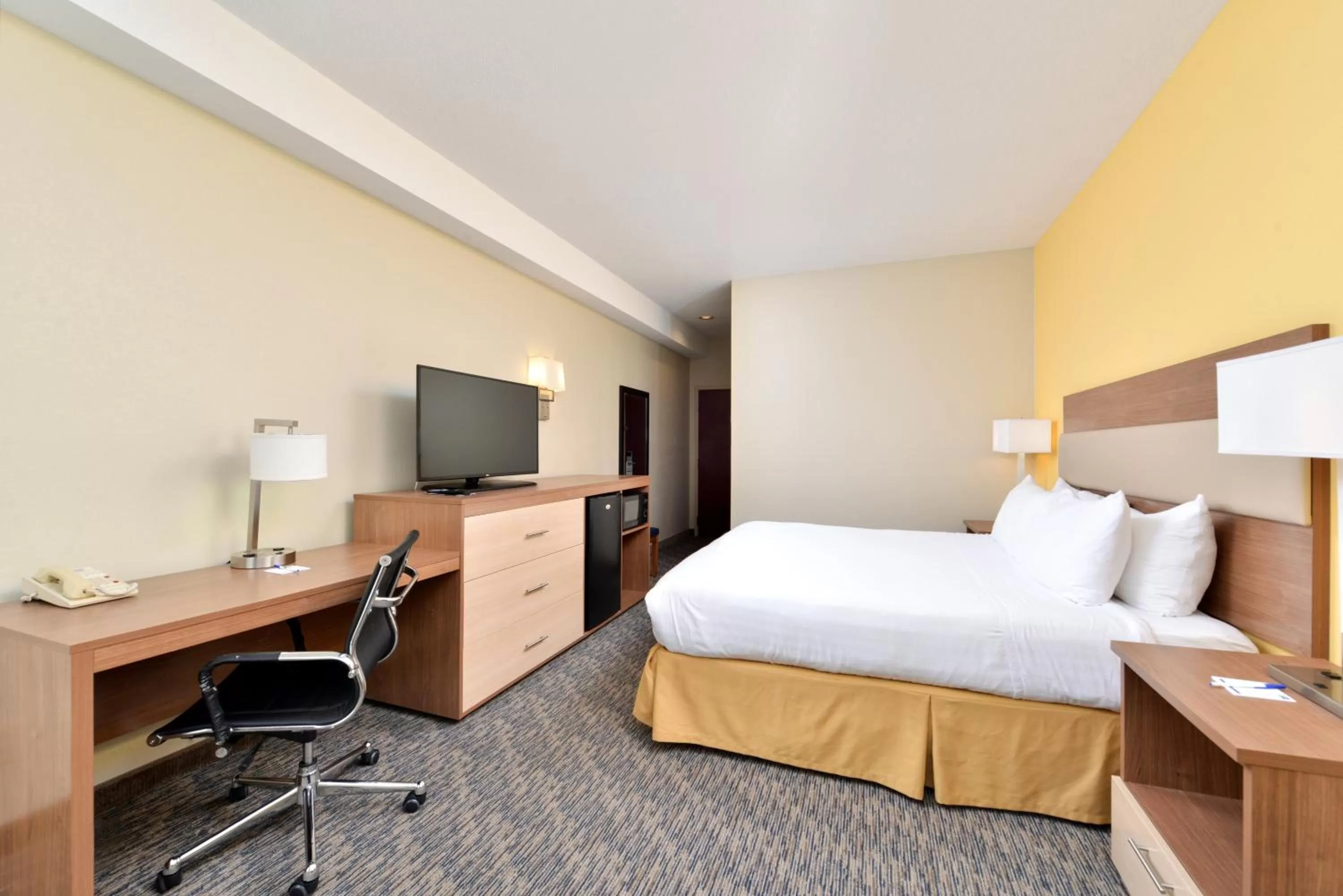 King Room  - Disability Access - Poolside in Best Western North Attleboro - Providence Beltway