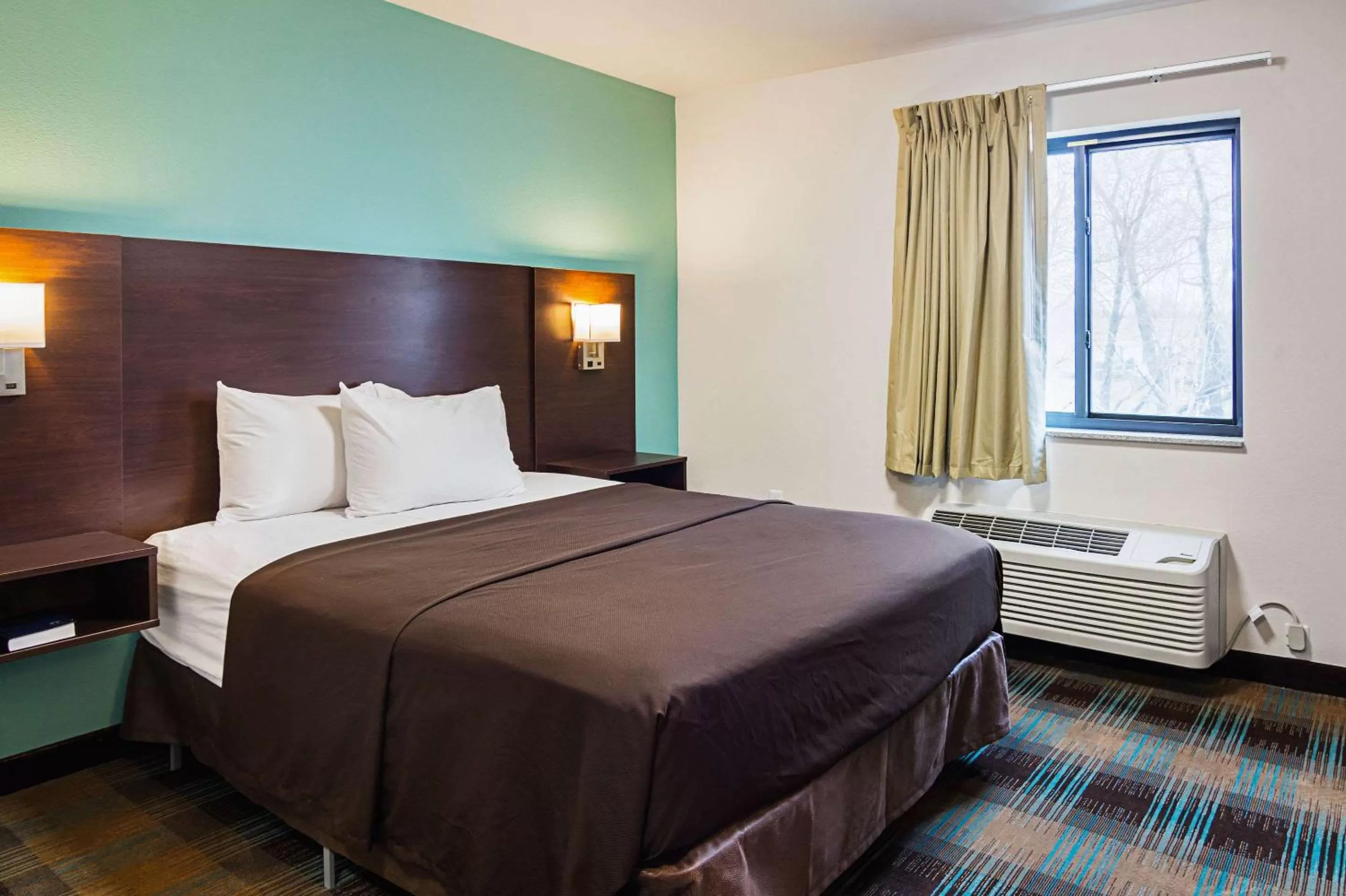 Queen Room - Non-Smoking in Suburban Studios Monaca - Pittsburgh