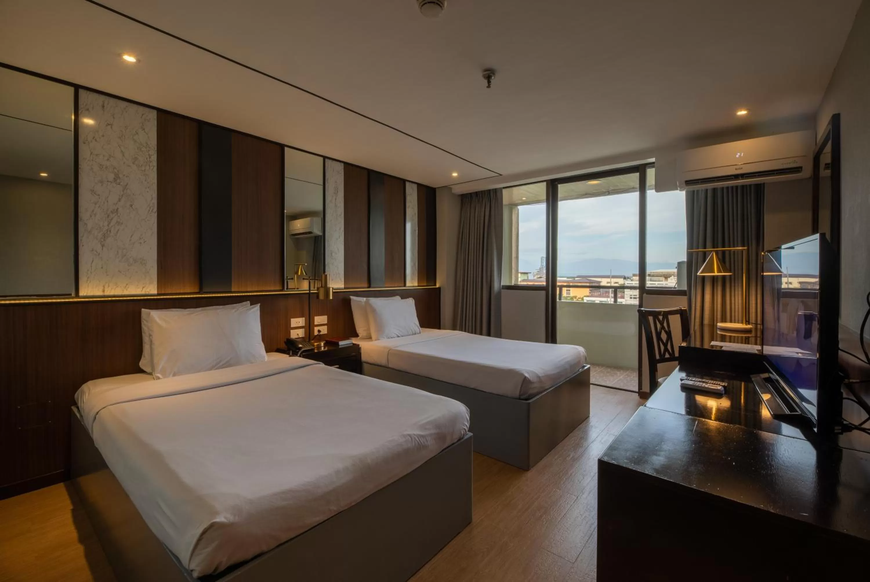 Deluxe Twin Room in Star Plaza Hotel