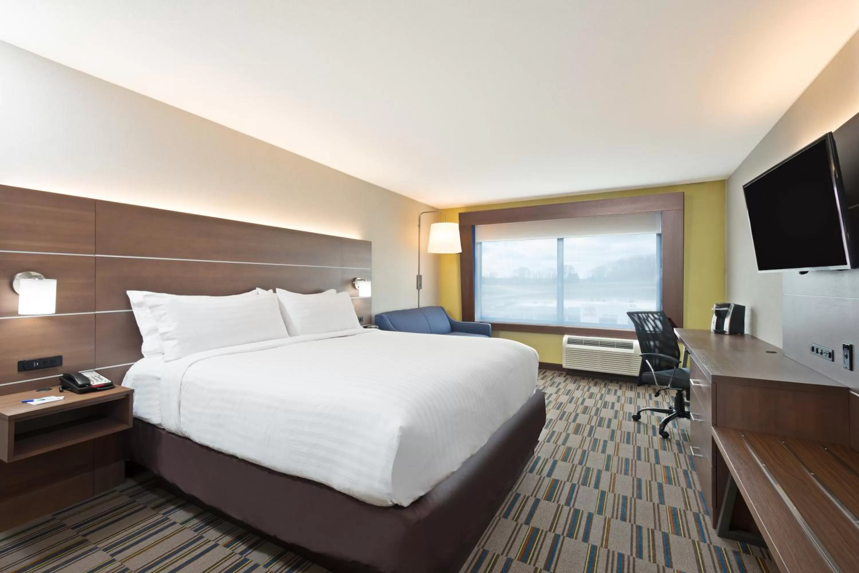 Standard King Room in Holiday Inn Express & Suites Uniontown by IHG