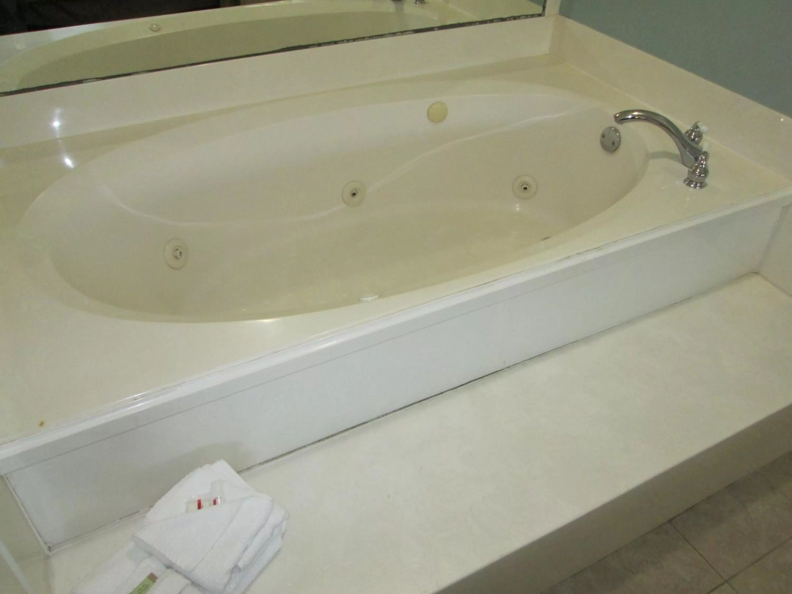 King Room with Spa Bath - Smoking in Super 8 by Wyndham Ft Walton Beach