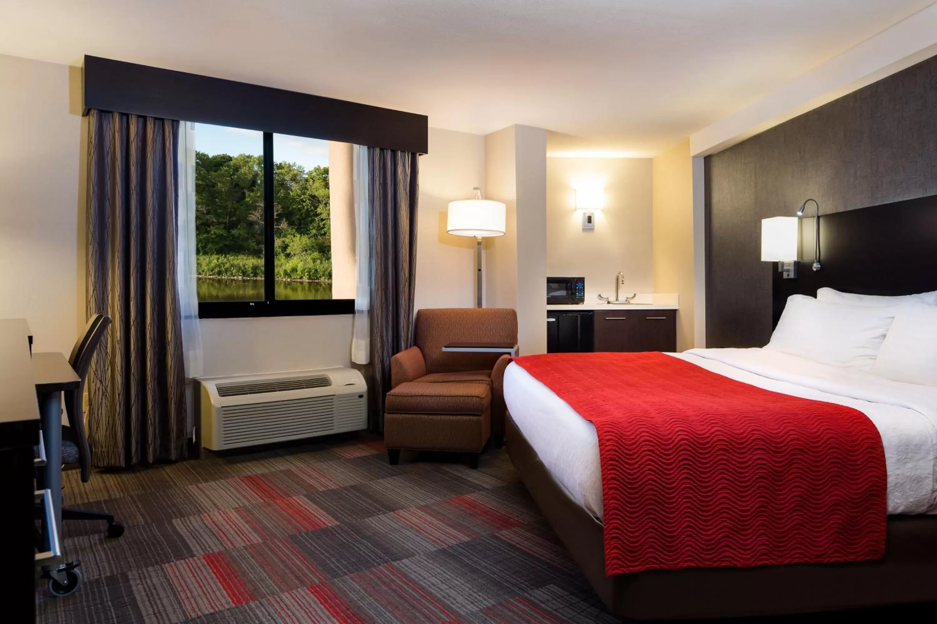 Premium King Room with River View in Holiday Inn Milwaukee Riverfront by IHG