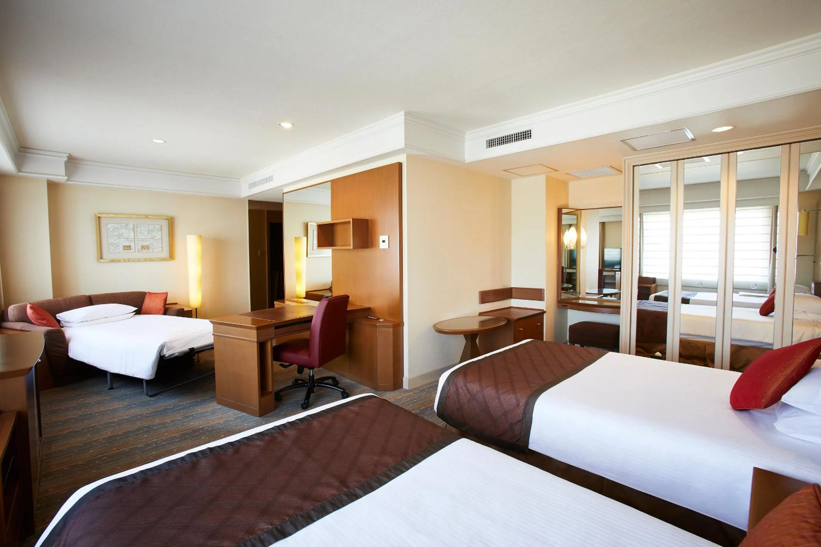 Deluxe Triple Room in Royal Park Hotel