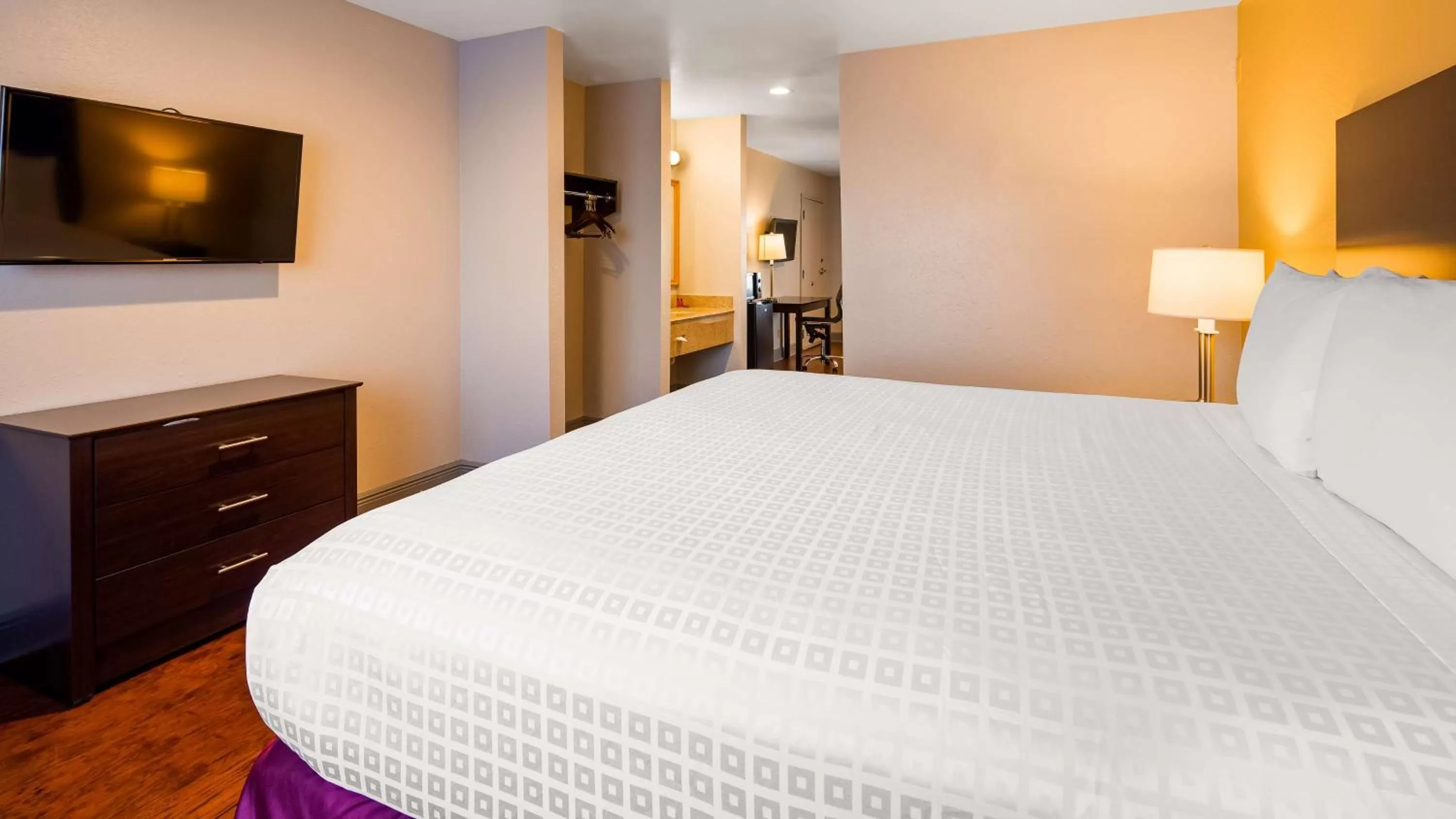 King Suite with Spa Bath in SureStay Plus Hotel by Best Western Hammond