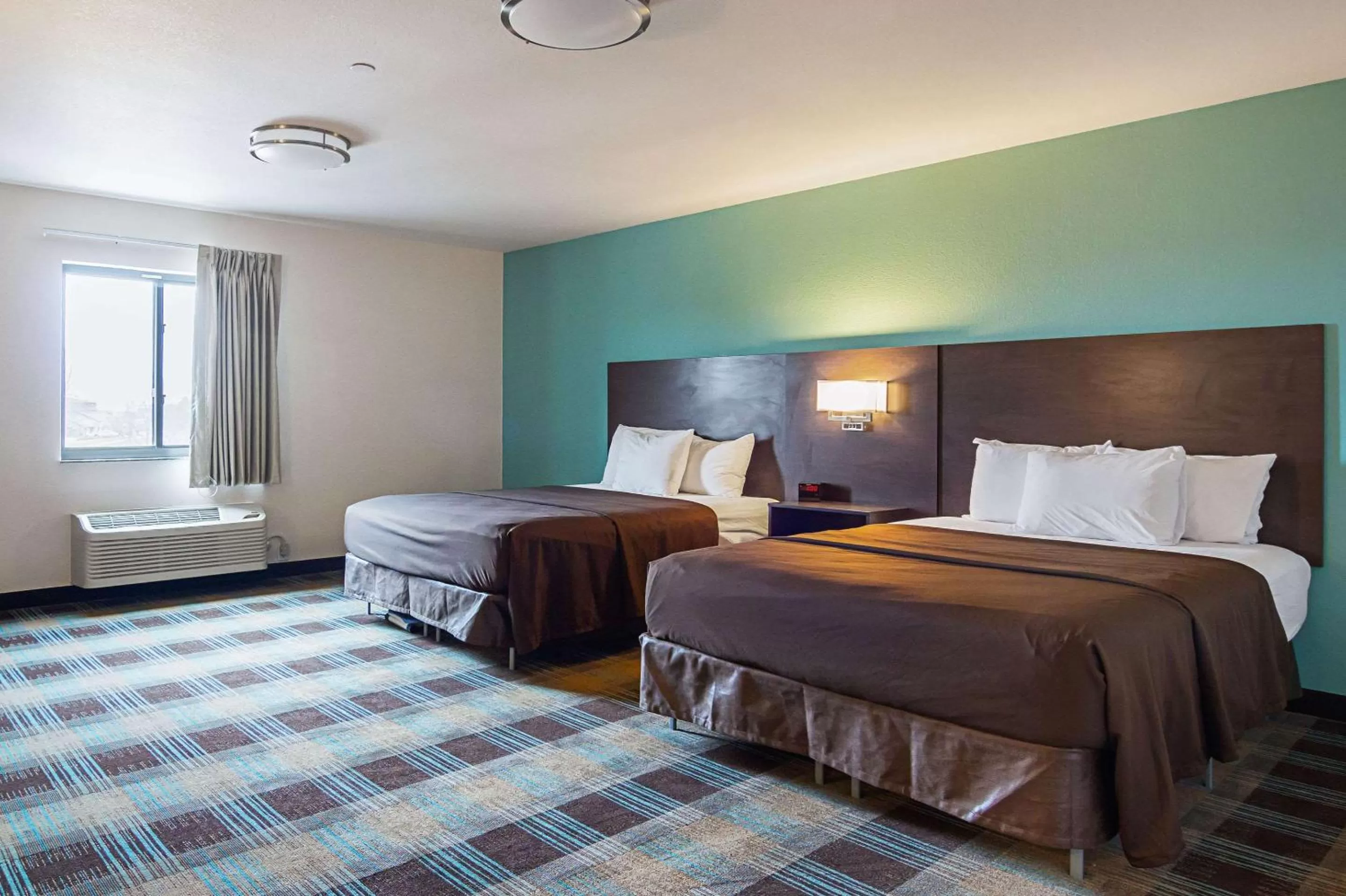 Queen Suite with Two Queen Beds - Disability Access/Non-Smoking in Suburban Studios Monaca - Pittsburgh