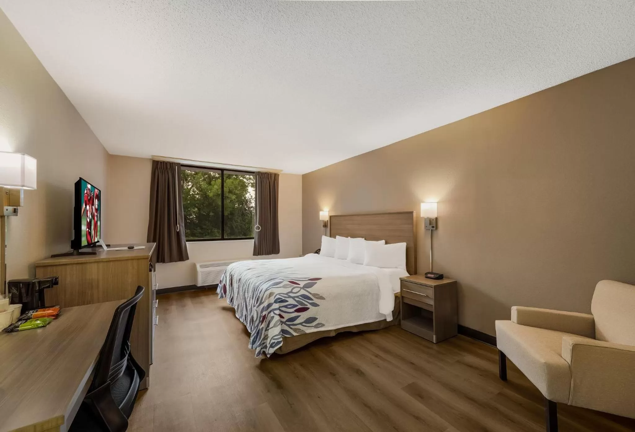 Deluxe King Room Disability Access Non-Smoking in Red Roof Inn Painted Post