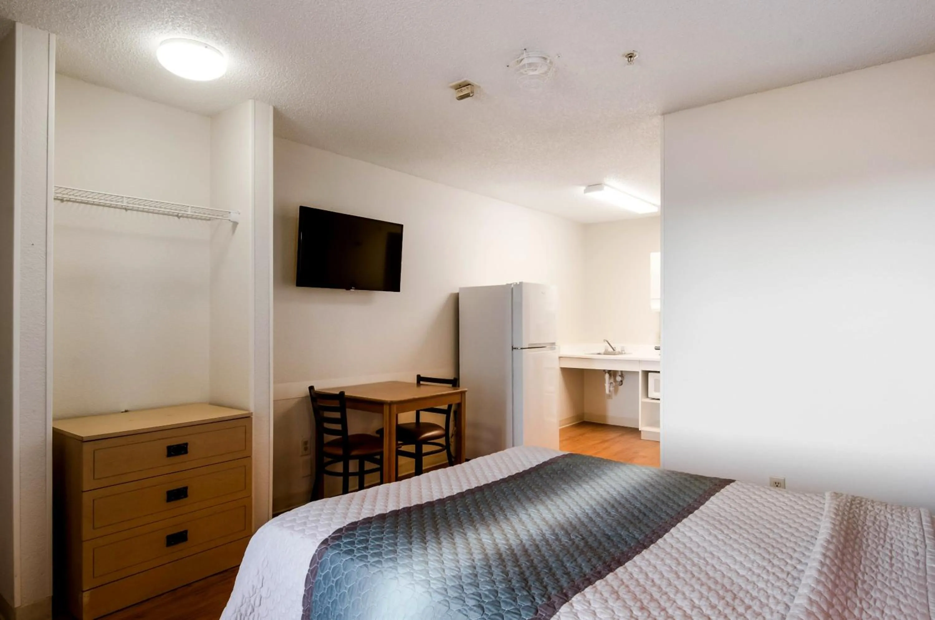 Studio Queen Room Disability Access Non-Smoking in HomeTowne Studios by Red Roof Denver - Thornton