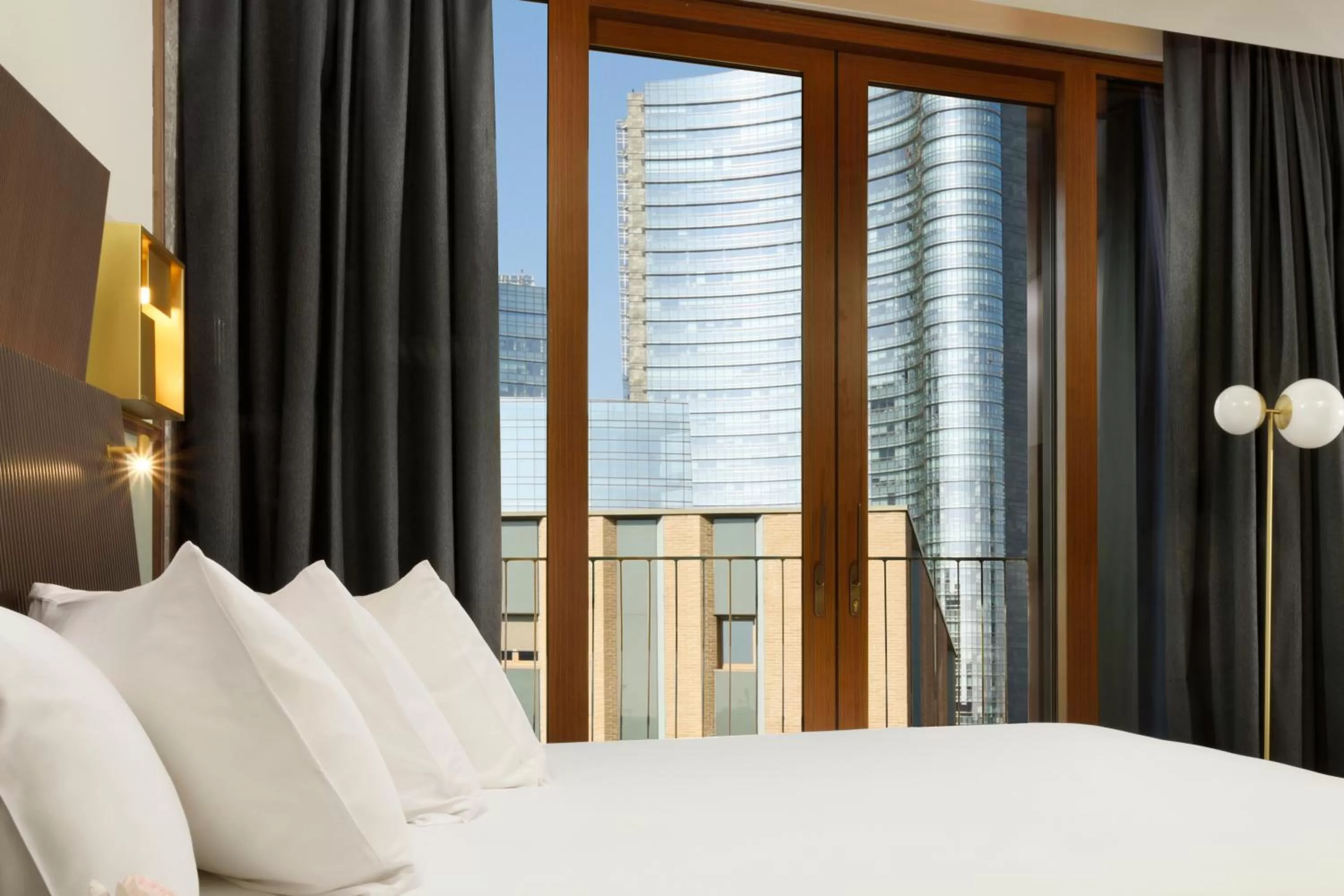 Club Double Room with Extra Bed with City View in Milano Verticale | UNA Esperienze