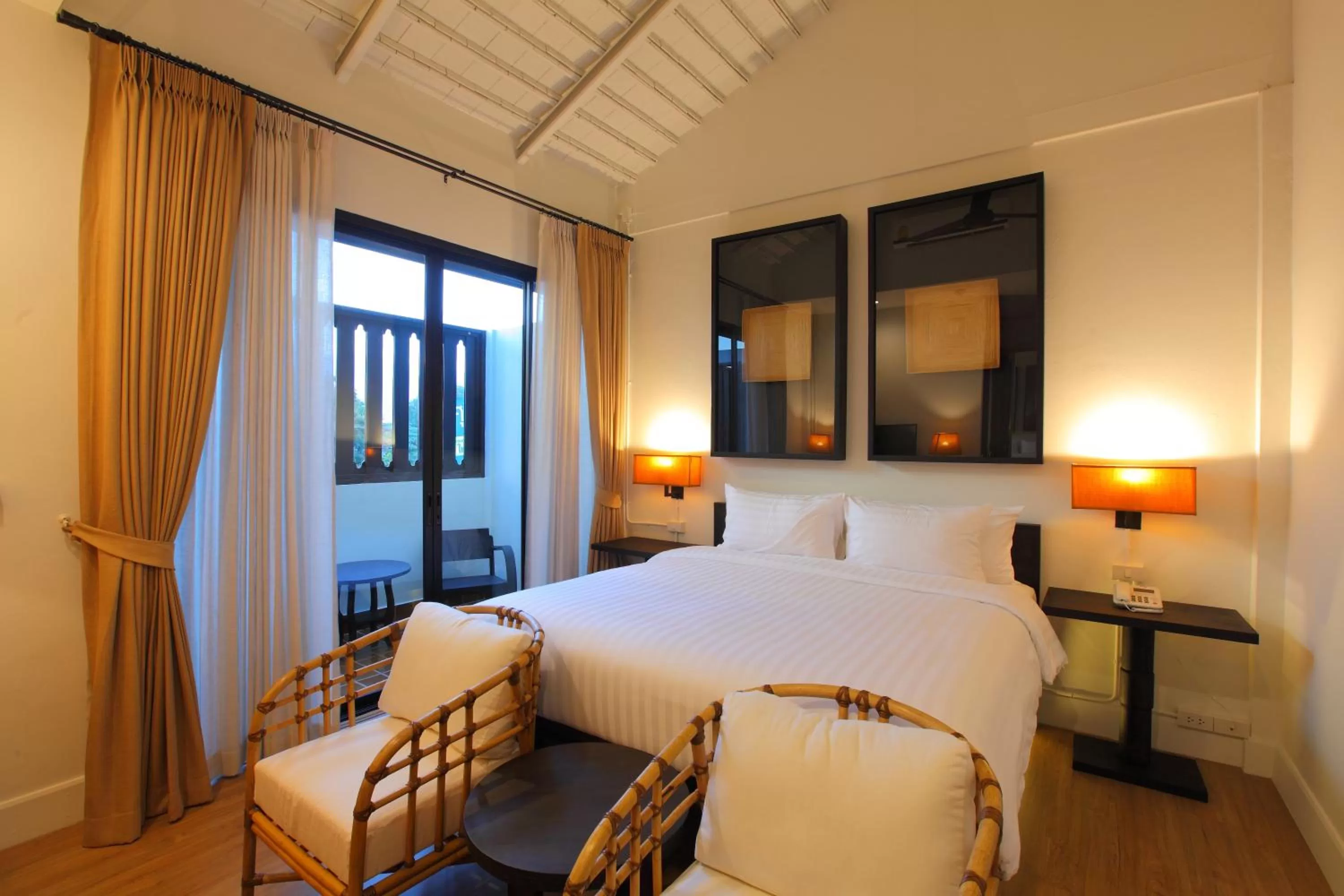 Bed in 99 The Gallery Hotel