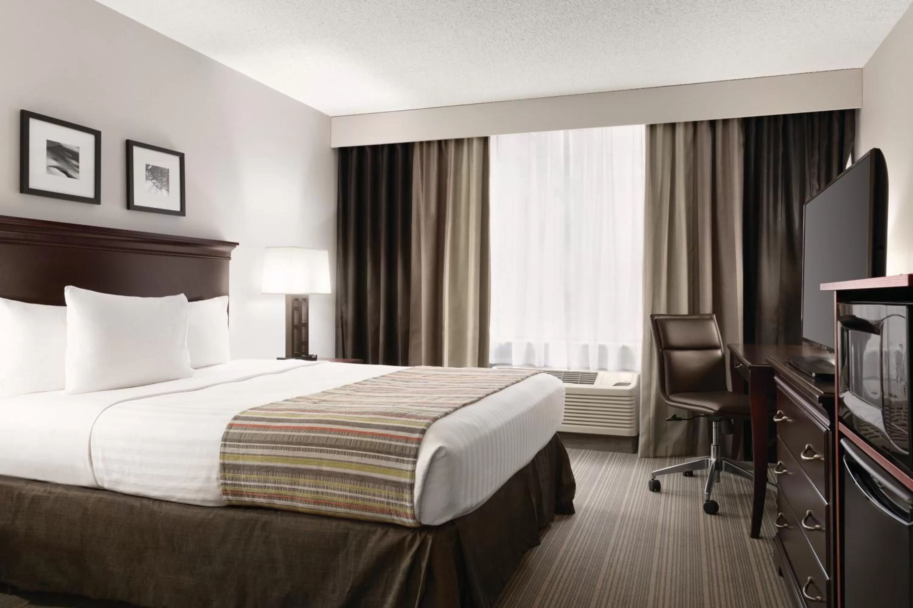 Queen Room - Disability Access/Non-Smoking in Country Inn & Suites by Radisson, Traverse City, MI