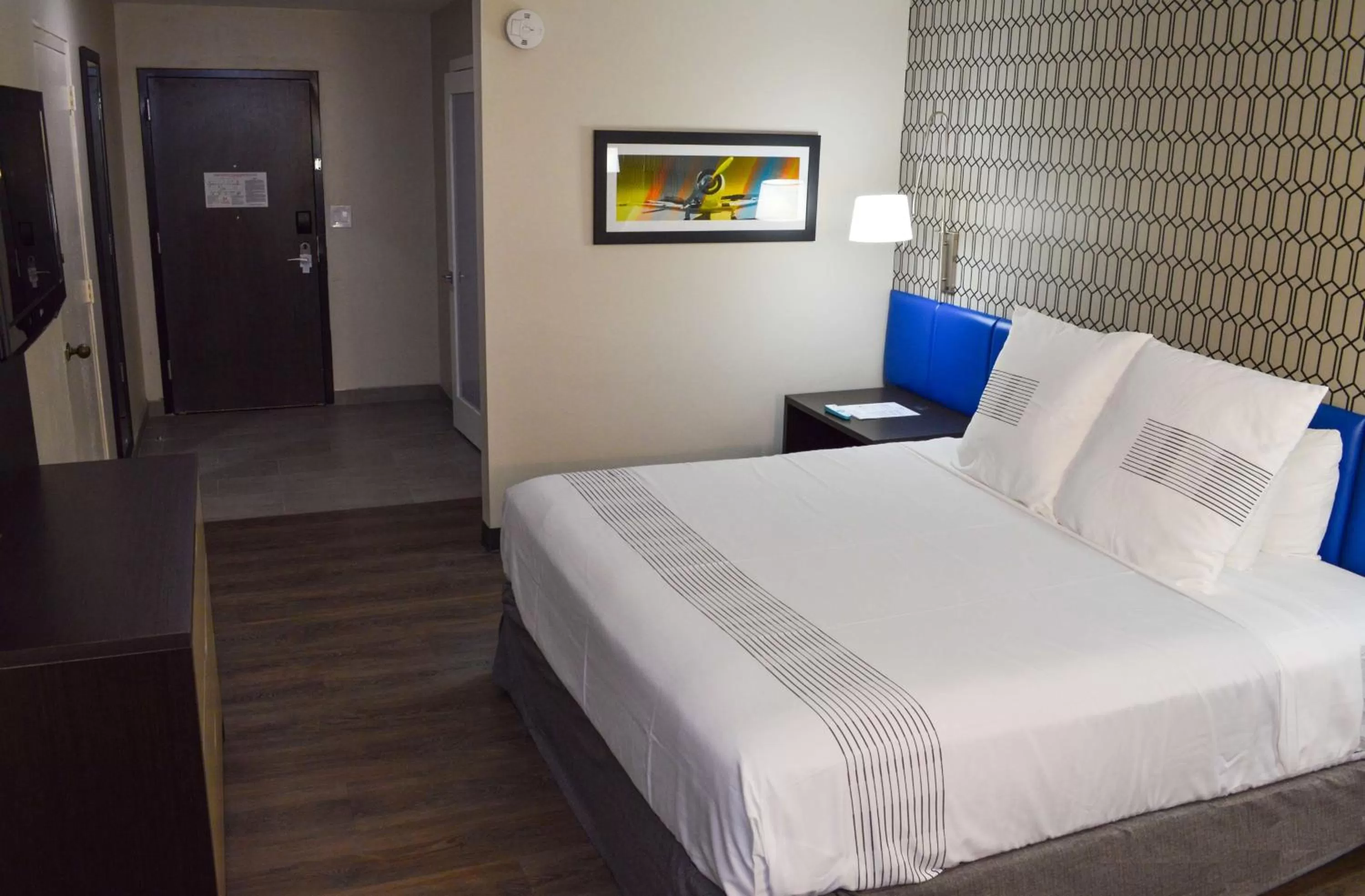 Deluxe King Room with Mobility Accessible Roll-In Shower in GLō Best Western Ft. Lauderdale-Hollywood Airport Hotel