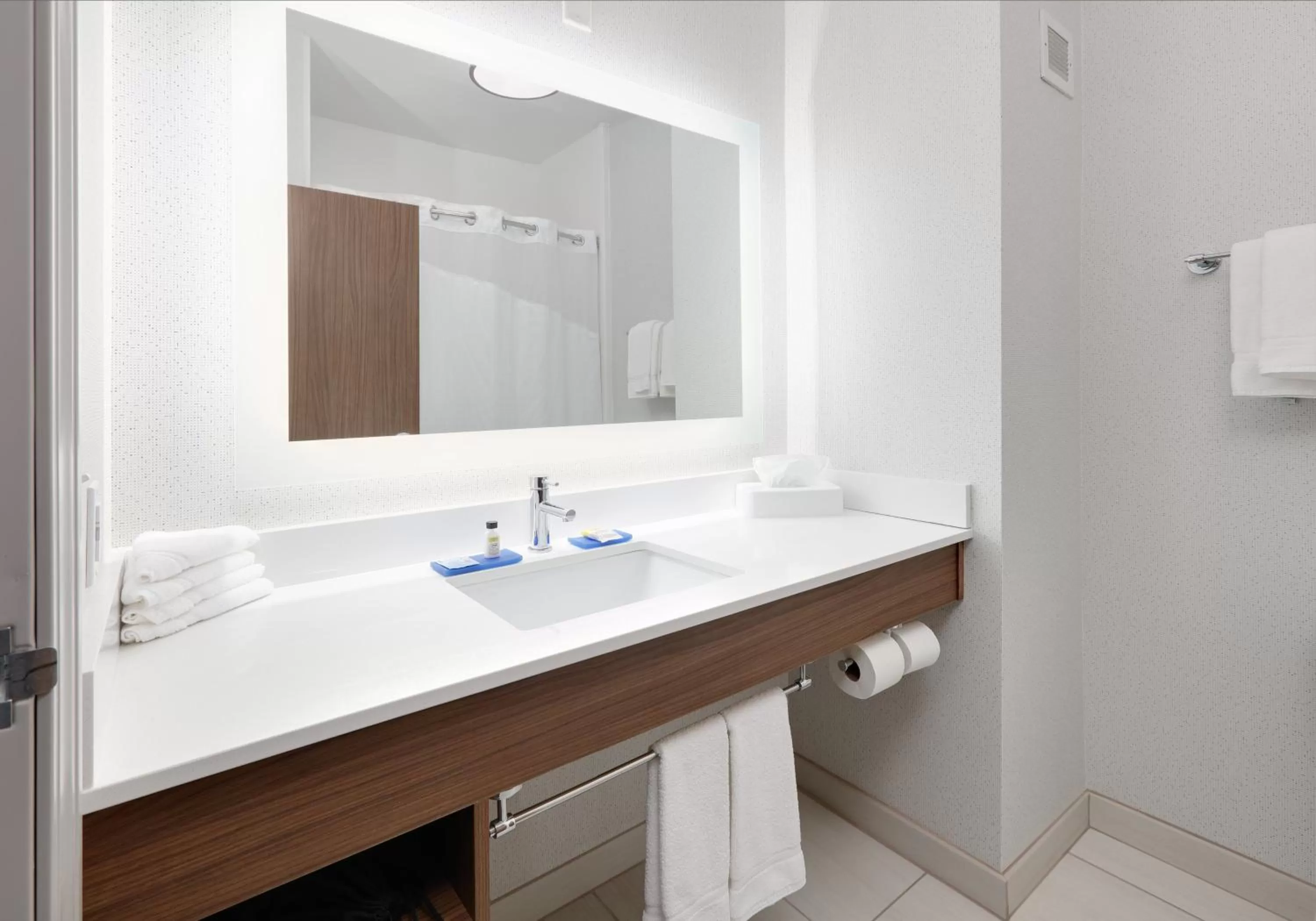 Queen Suite with Two Queen Beds in Holiday Inn Express & Suites Mitchell by IHG