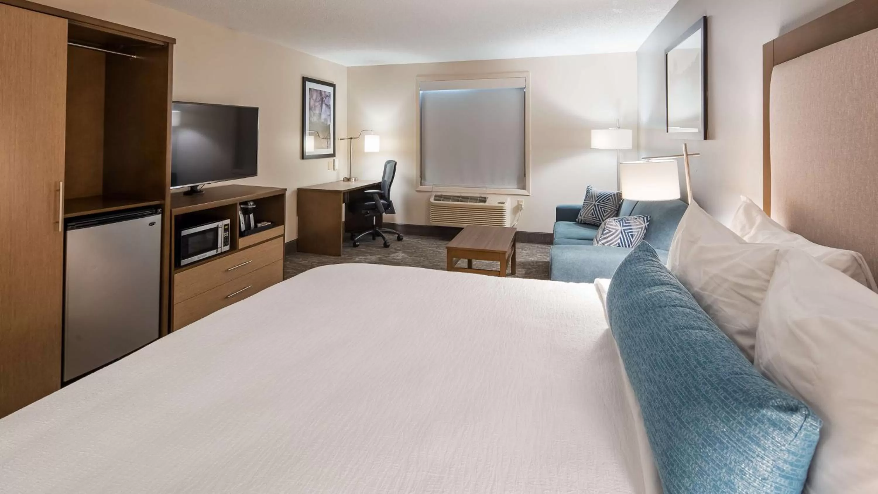 King Suite with Roll-In Shower and Sofa Bed - Disability Access/Non-Smoking in Best Western Plus Hudson I-94