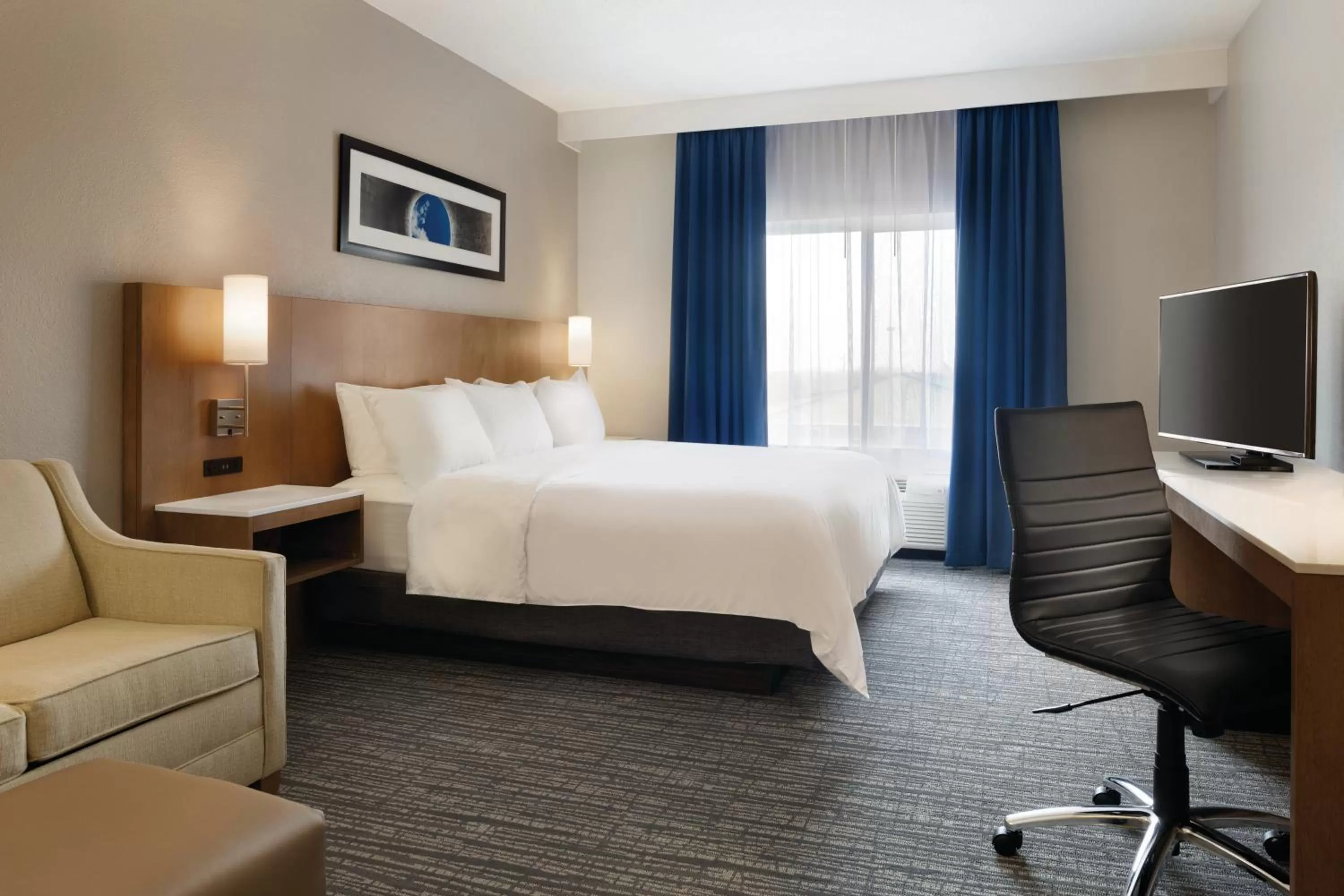 One-Bedroom King Suite - Non-Smoking in Radisson Hotel Ames Conference Center at ISU