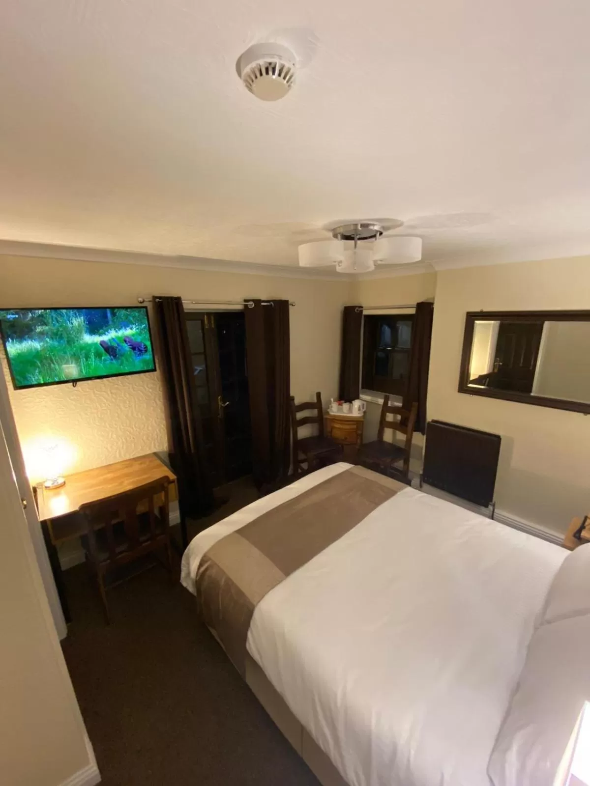 Deluxe Double Room with Shower in The Redwell Inn