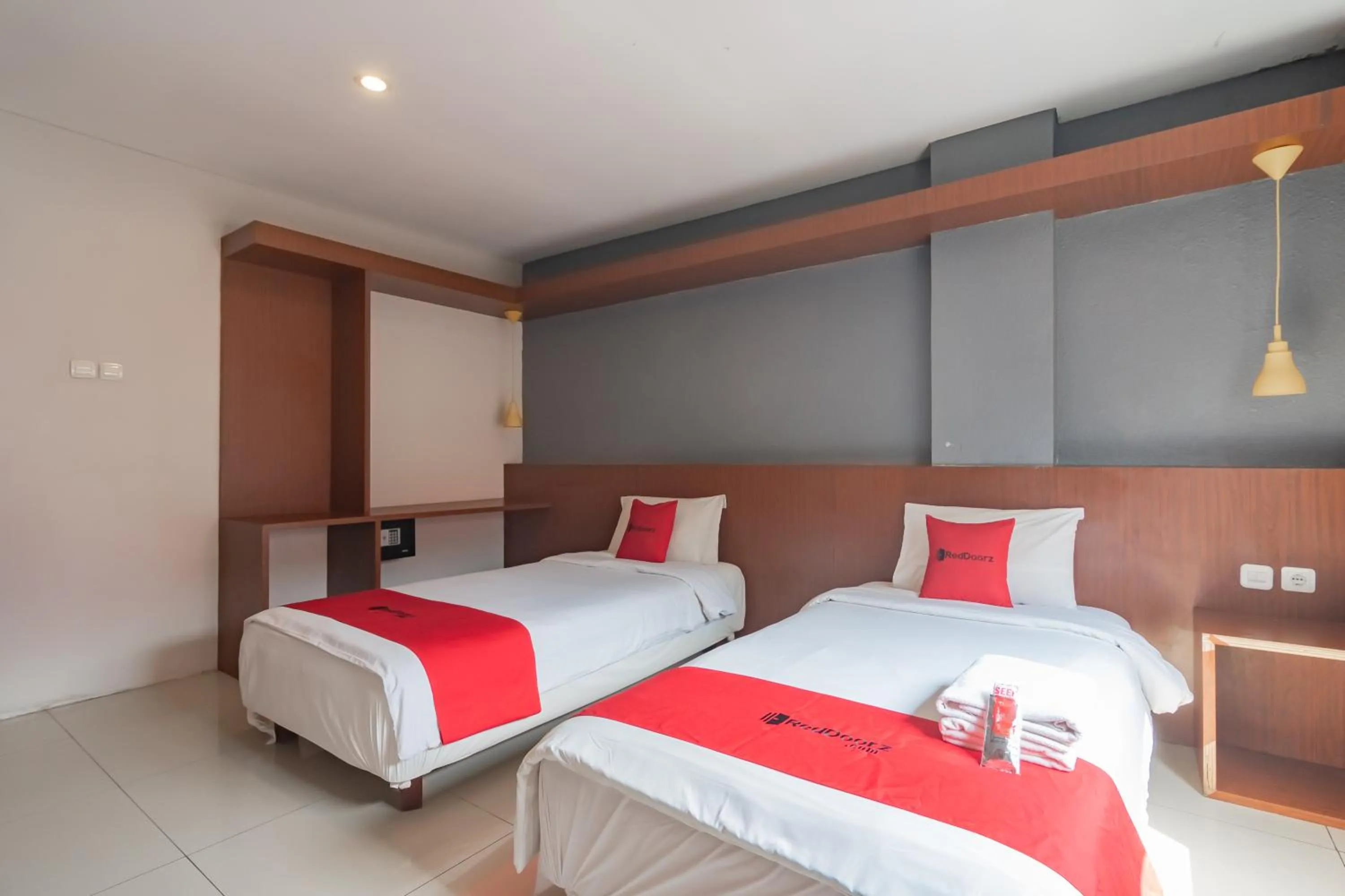 Twin Room in RedDoorz Plus @ Dago Pojok 3