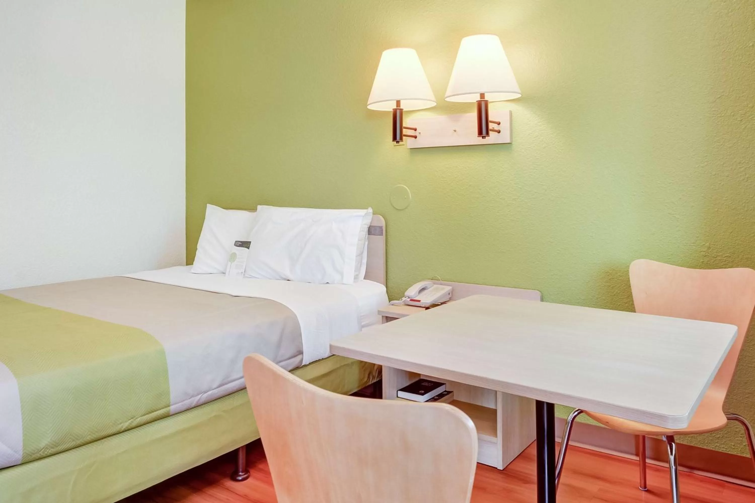 Queen Room in Motel 6-Eugene, OR - South Springfield